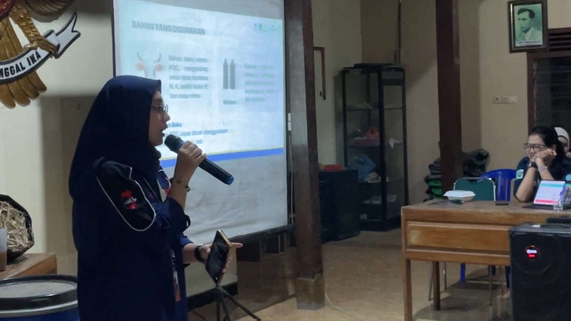 Penyampaian materi pemanfaatan limbah peternakan dan pertanian melalui pembuatan POC dan silase | Dokumentasi Pribadi