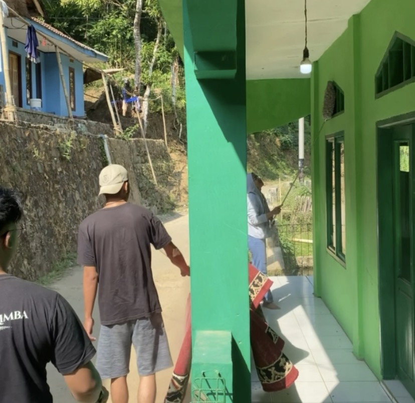 Foto 3. Dokumentasi kegiatan Jumat Bersih di lingkungan masjid.