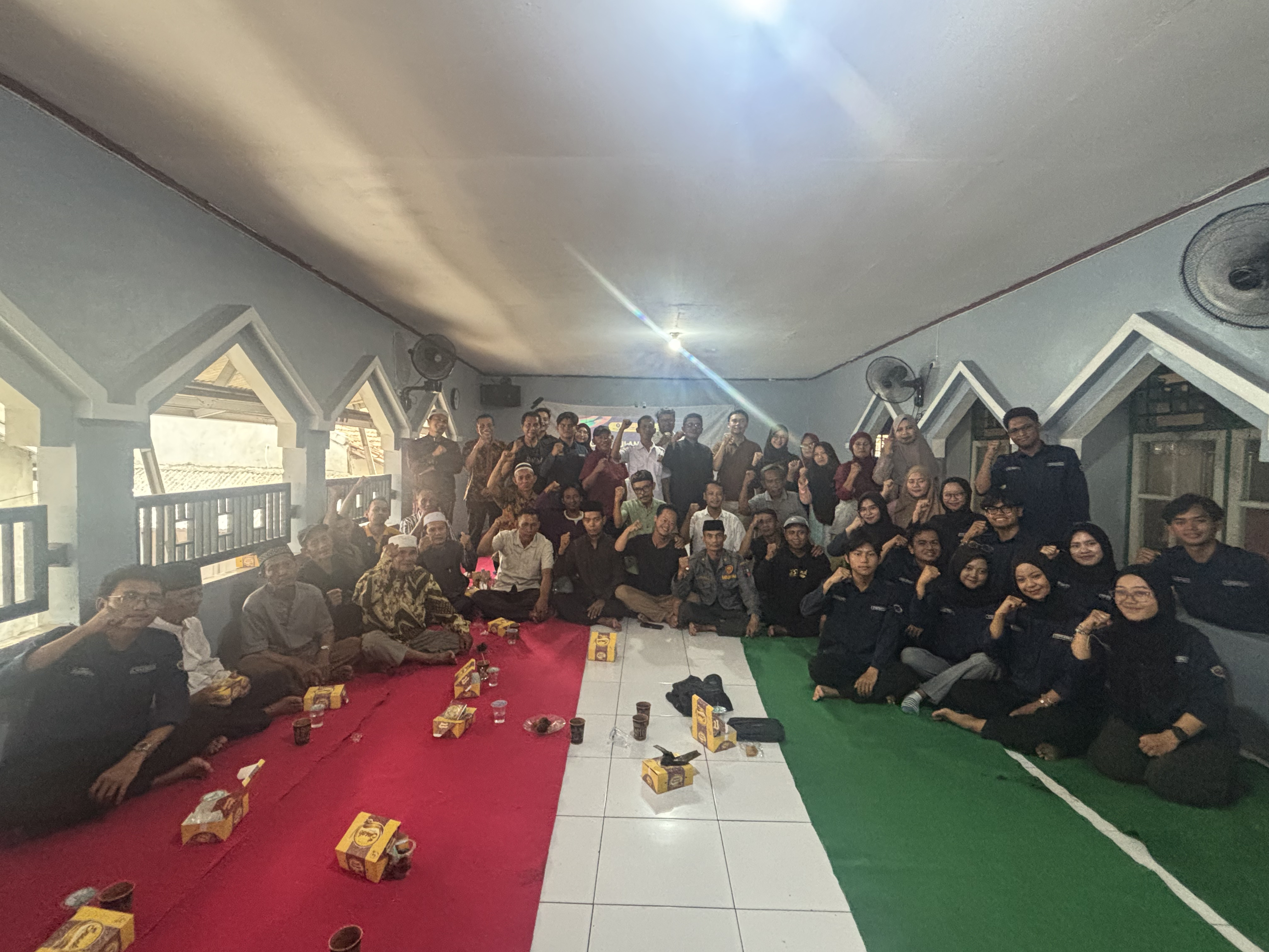 Sesi foto bersama antara warga dengan dosen dan mahasiswa