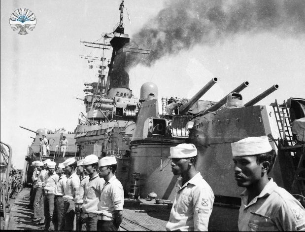 Awak KRI Irian berbaris di geladak, sebagian dari sekitar 1.200 pelaut Indonesia yang dilatih mengoperasikan kapal ini pada 1962-1963. Foto: Perpustakaan Nasional RI, domain publik/Wikimedia Commons.