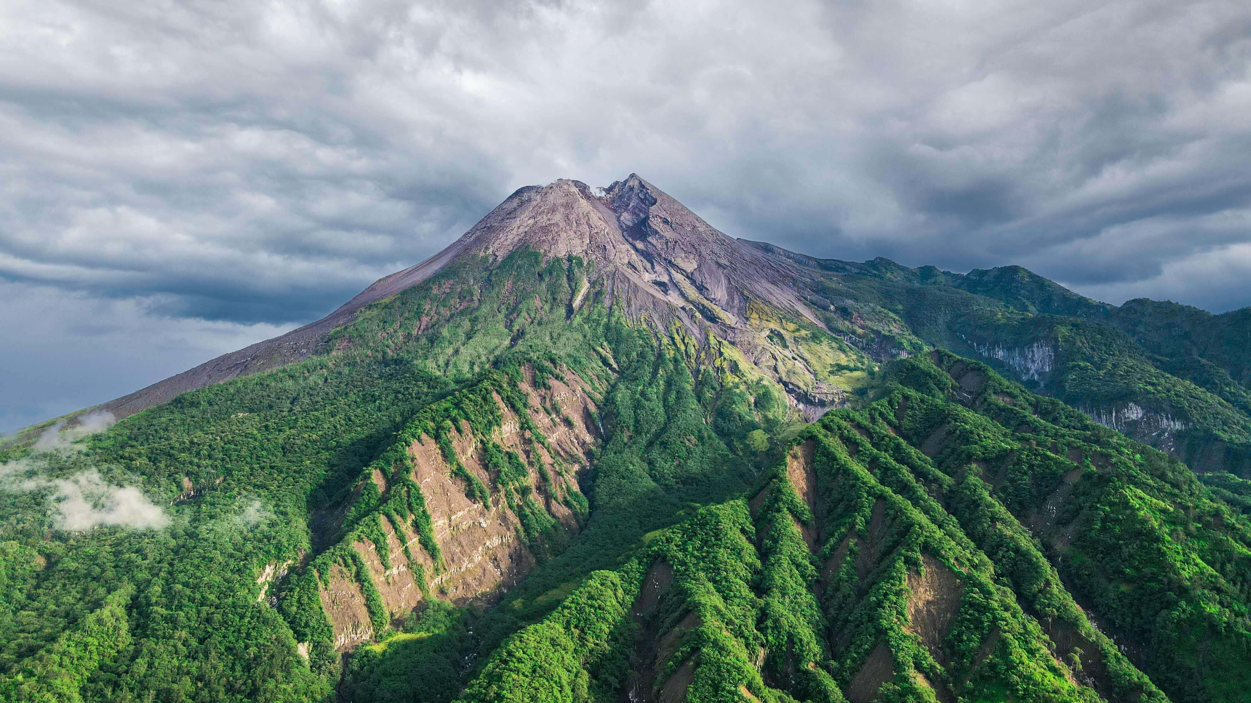 Selain Tanah Subur, Apa Sisi Positif Erupsi Gunung bagi Lingkungan? | Unsplash @Muhammad Azzam