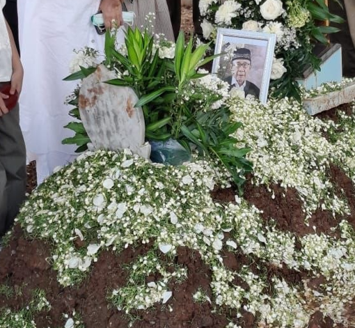 Taburan bunga yang melimpah memenuhi makam Bob Hippy yang menandakan ia disayang oleh banyak orang. (Foto: Good News From Indonesia/Dimas Wahyu Indrajaya)