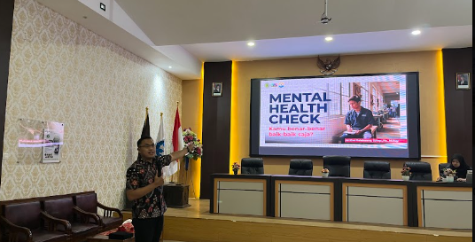 Ns. Ari menyampaikan Materi (Dokumentasi HIMIKA)