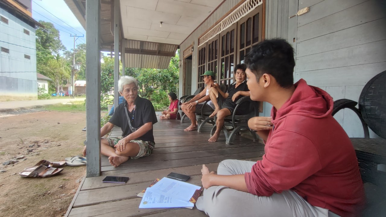 Tim riset sosial humaniora Universitas Palangka Raya berbincang dengan masyarakat untuk mencari tahu bagaimana koeksistensi medis modern dan tradisional eksis dalam komunitas adat Dayak Ngaju | Foto: Dokumentasi Pribadi