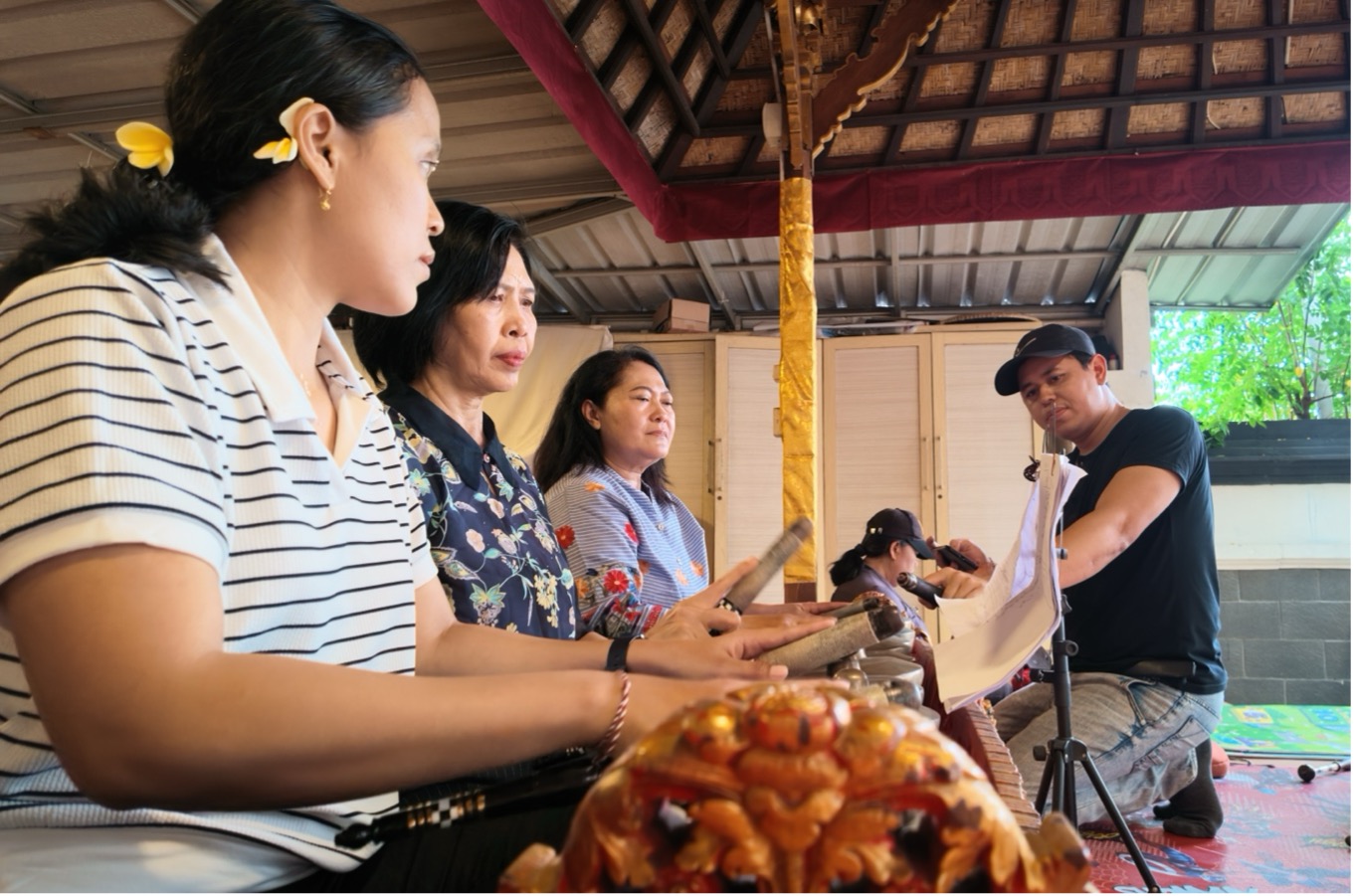  Penabuh Reyong Gita Shanti sedang berlatih gamelan dengan panduan notasi (Dokumentasi : Koleksi Pribadi I Komang Kusuma Adi,2026) 