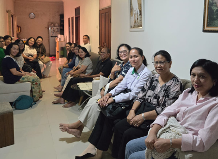  Anggota Gita Shanti menjenguk keluarga Ibu Rai Astiti yang sedang dalam kondisi sakit. (Dokumentasi : Koleksi pribadi Ibu Ari Suweni,2026) 