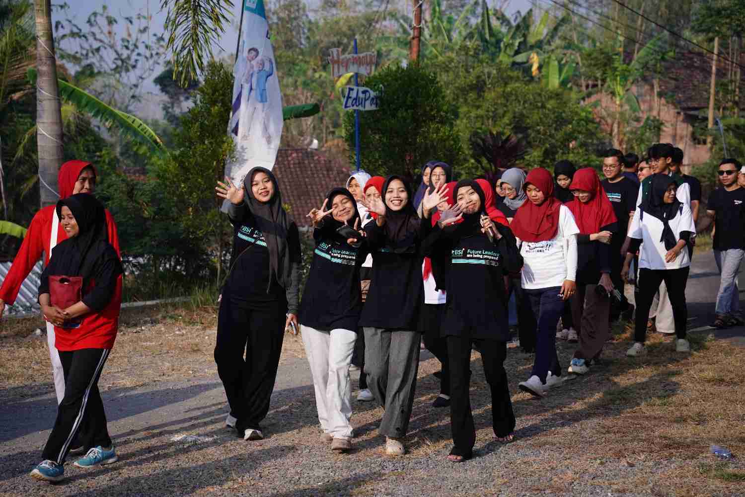 RWN07286 1 1 2-100kb.jpg Jalan sehat bersama warga Semoyo