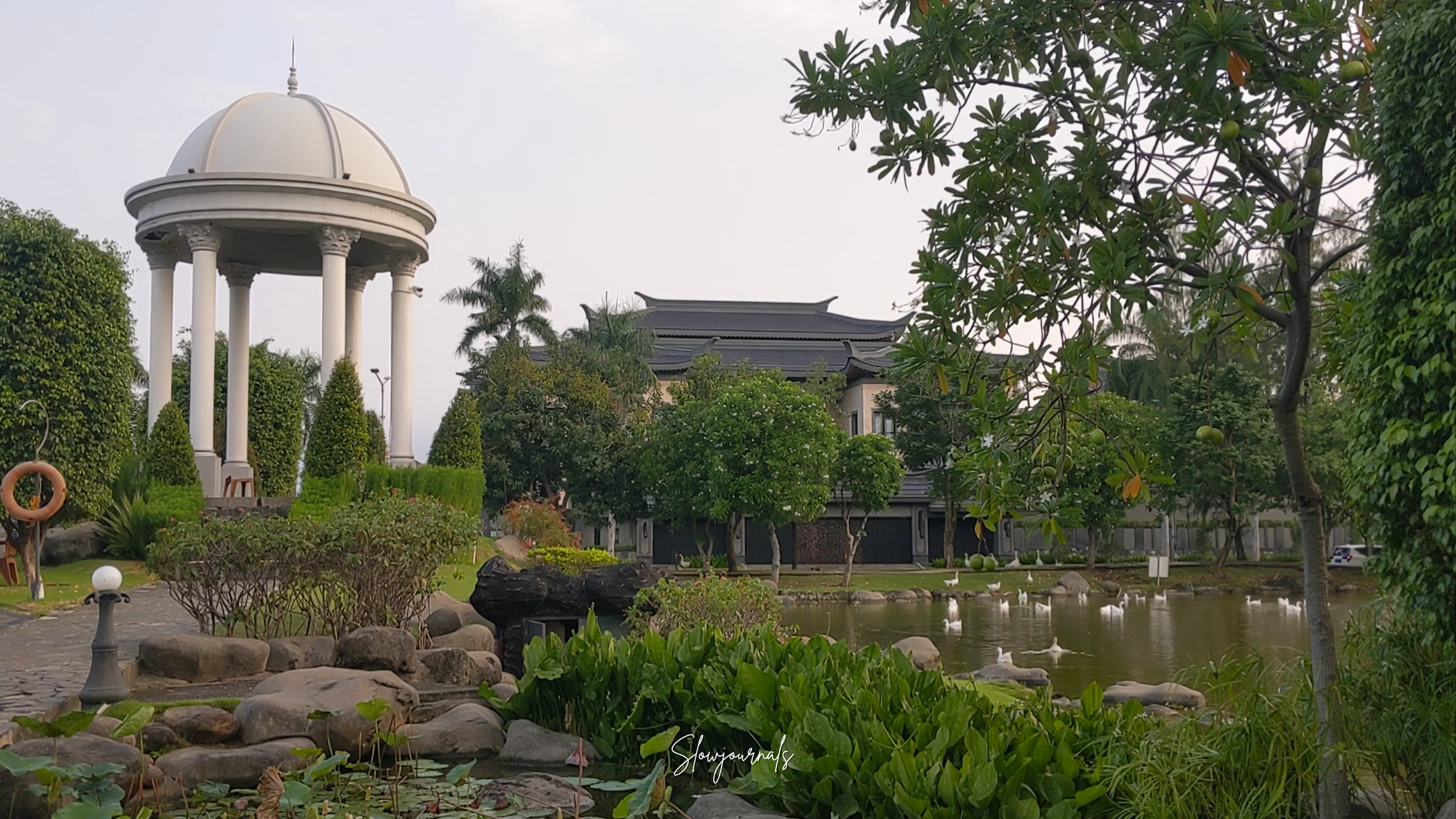Taman Angsa di Surabaya ini Punya Gaya Arsitektur dengan Vibes Eropa