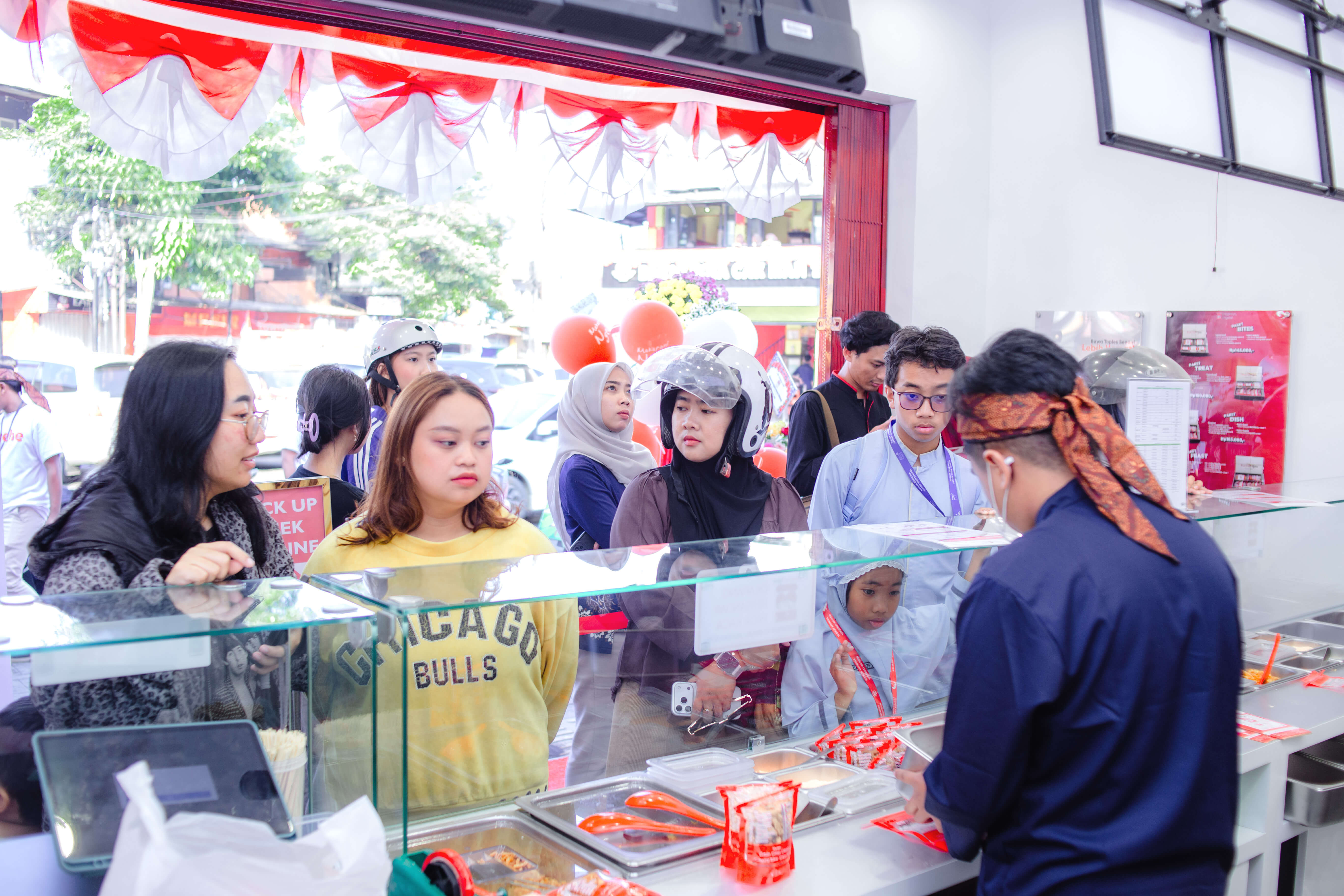 suasana di gerai makaroni ngehe bravo malang