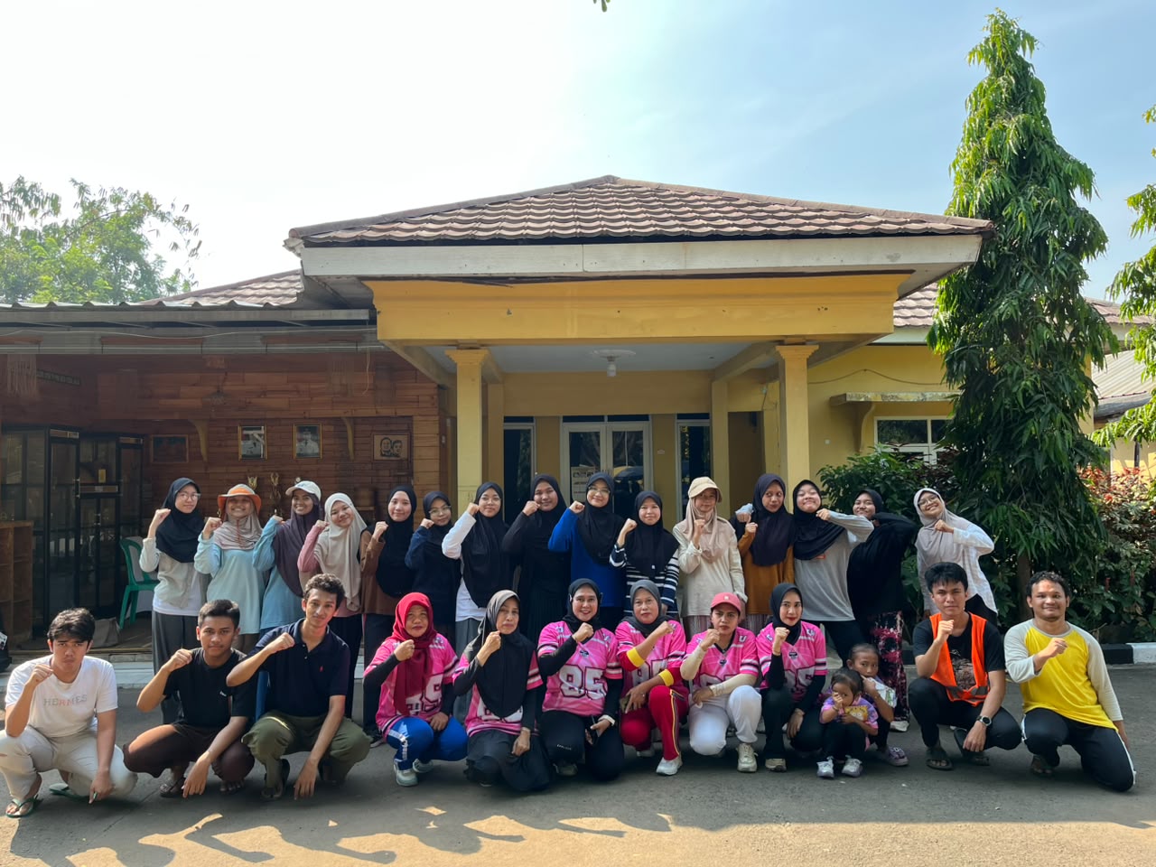 Bersama ibu-ibu desa tegalmaja | Foto: Dokumen Pribadi