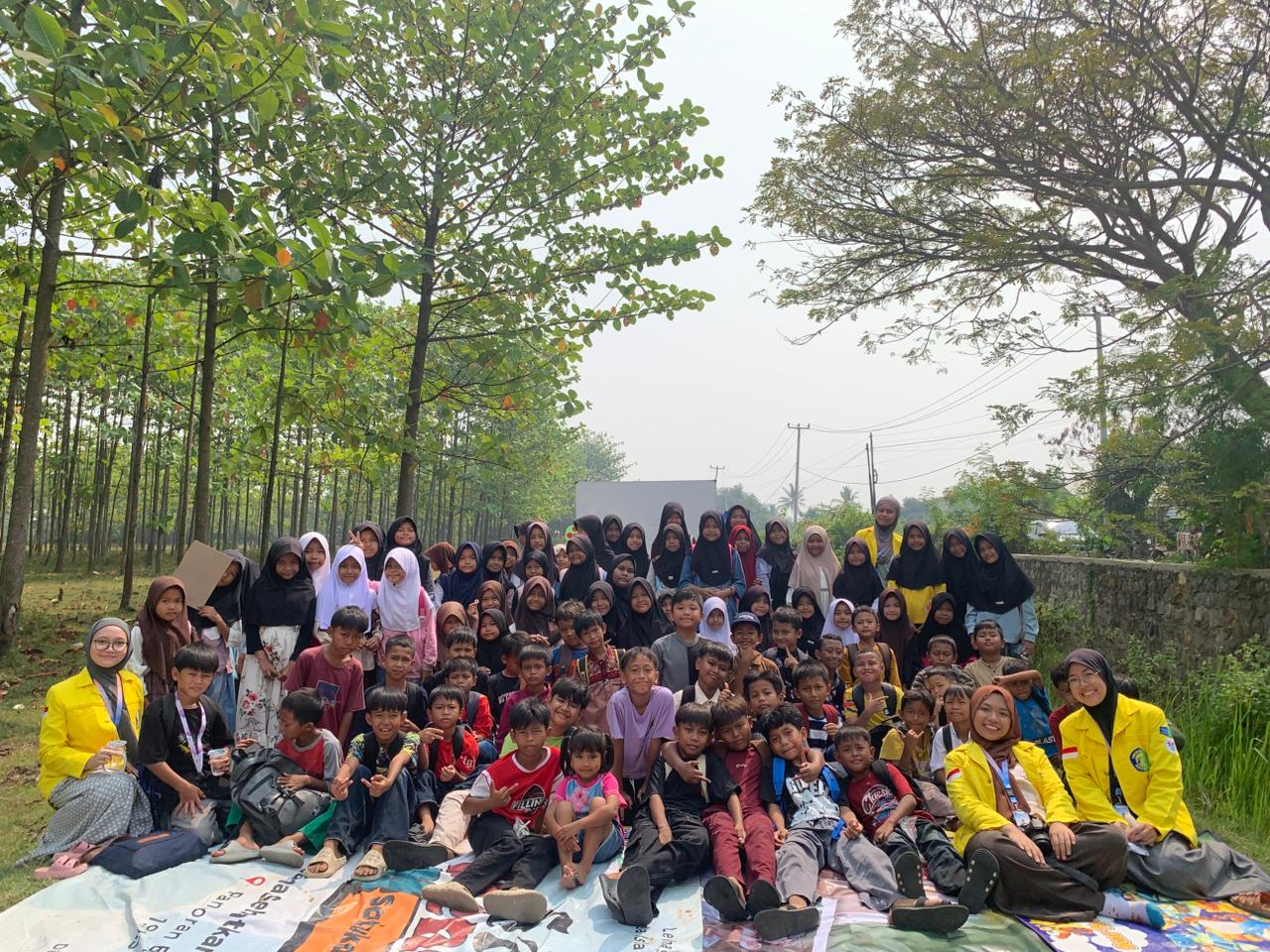 Foto Bersama anak-anak desa di sesi pertama pojok tunas maja | Foto: Dokumen Pribadi