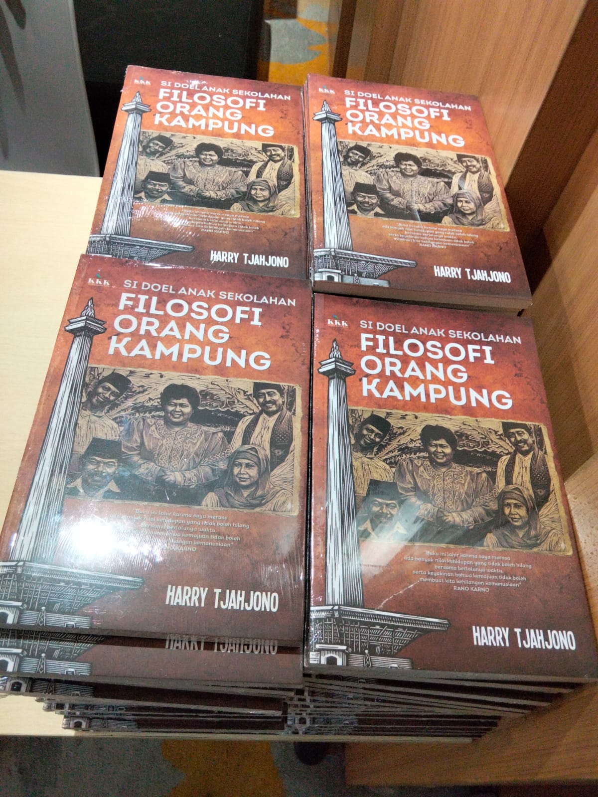 Buku karya Harry Tjahjono satu ini mengupas proses kreatif dirinya dalam mengembangkan semesta Si Doel Anak Sekolahan yang mempertahankan nuansa kampungnya. (Foto: Good News From Indonesia/Dimas Wahyu Indrajaya)