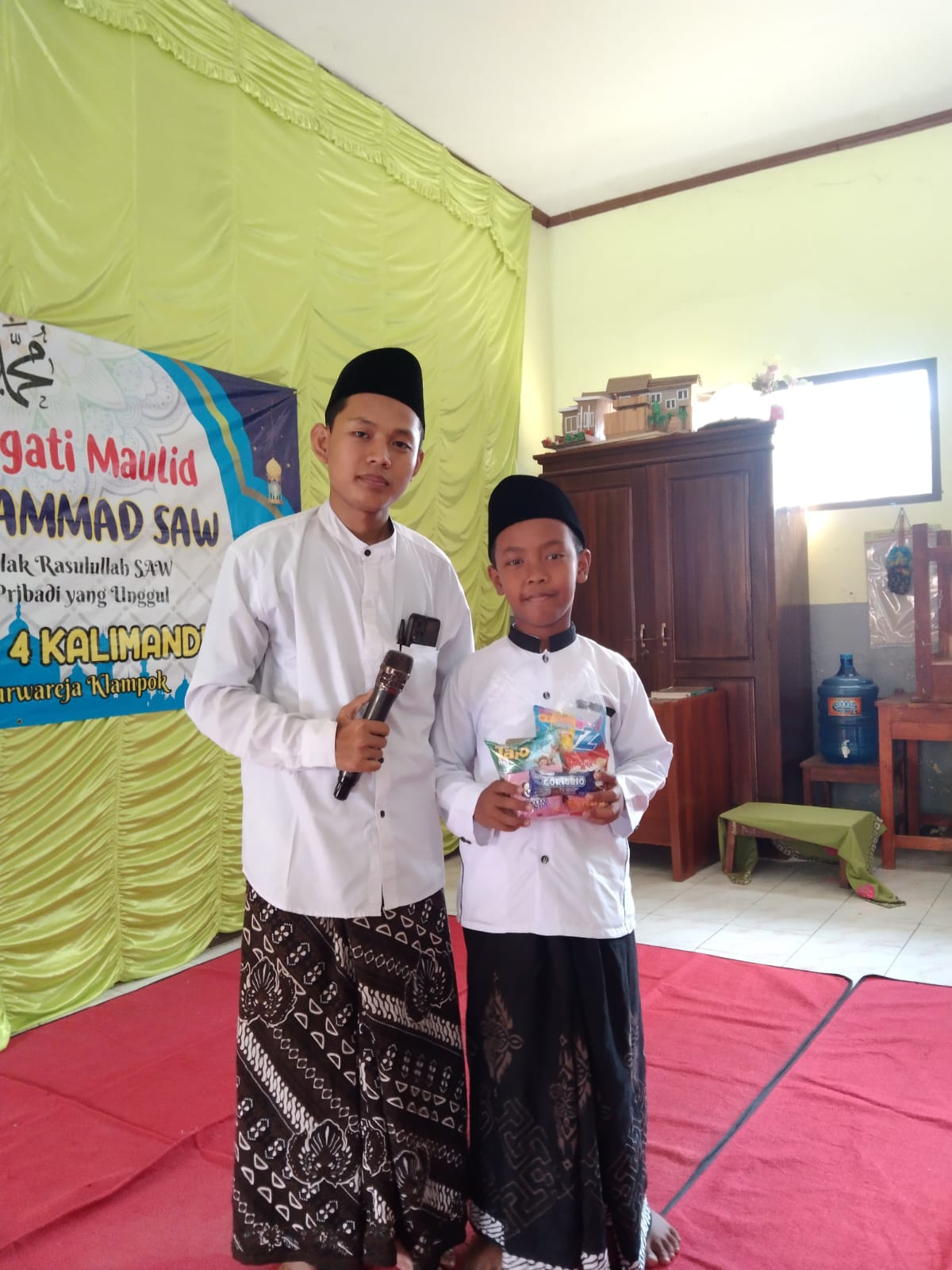 WhatsApp Image 2026-09-19 at 23.03.40 (1).jpeg Dok. Pemberian Hadiah Siswa Menjawab Pertanyaan - dokmentasi pribadi Zulfa Mustofa