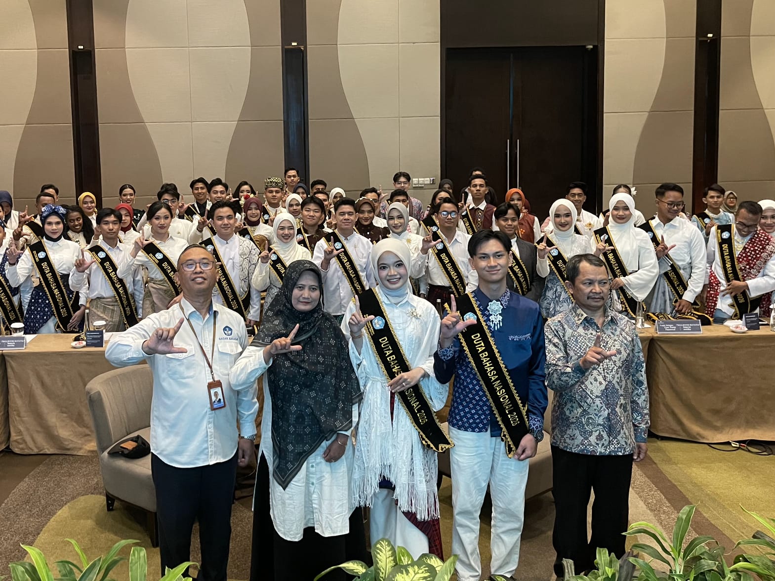 Rija Aulia Mayatri saat menghadiri pembukaan Pemilihan Duta Bahasa Nasional 2026 di Jakarta. Ia dipercaya menjadi “Ibu Lurah” atau wakil ketua angkatan setelah dipilih oleh para peserta lainnya dan menjadi salah satu peserta putri yang secara simbolis dipakaikan samir Duta Bahasa Nasional 2026.(Sumber: Dok. Kholis Azhari/Rija Aulia Mayatri)