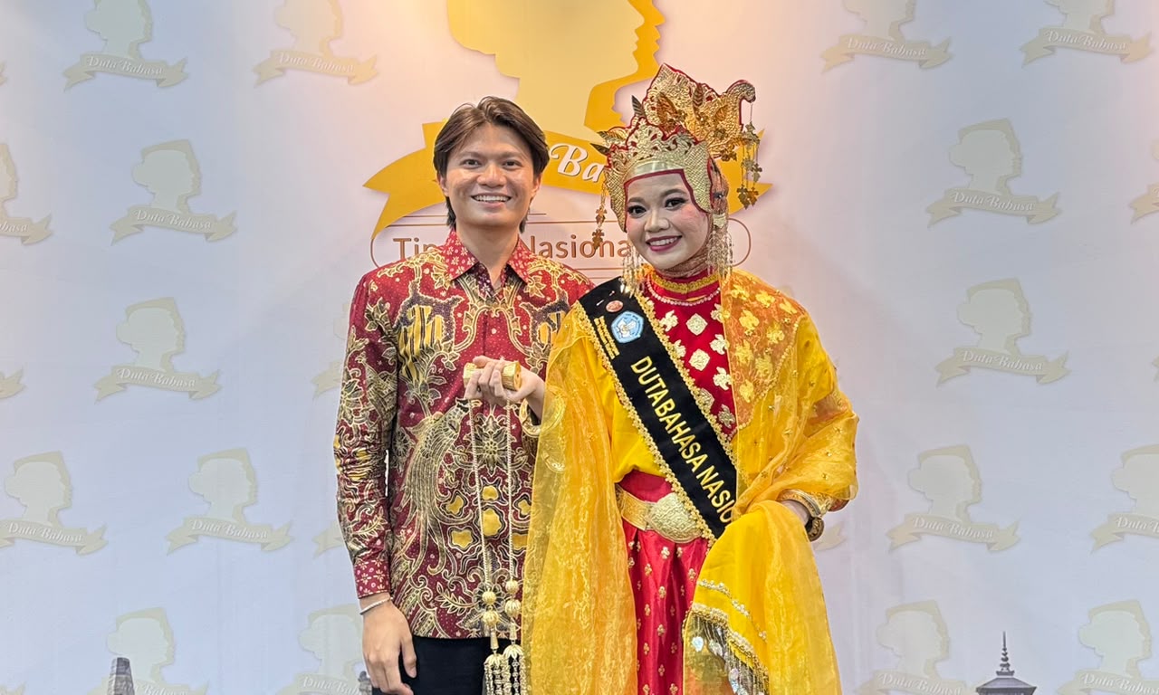 Rija Aulia Mayatri bersama sang kakak tampil mengenakan Sina Beranti, busana pengantin adat Tidung, dalam Final Raya Pemilihan Duta Bahasa Nasional 2026.(Sumber: Dok. Kholis Azhari/Rija Aulia Mayatri)