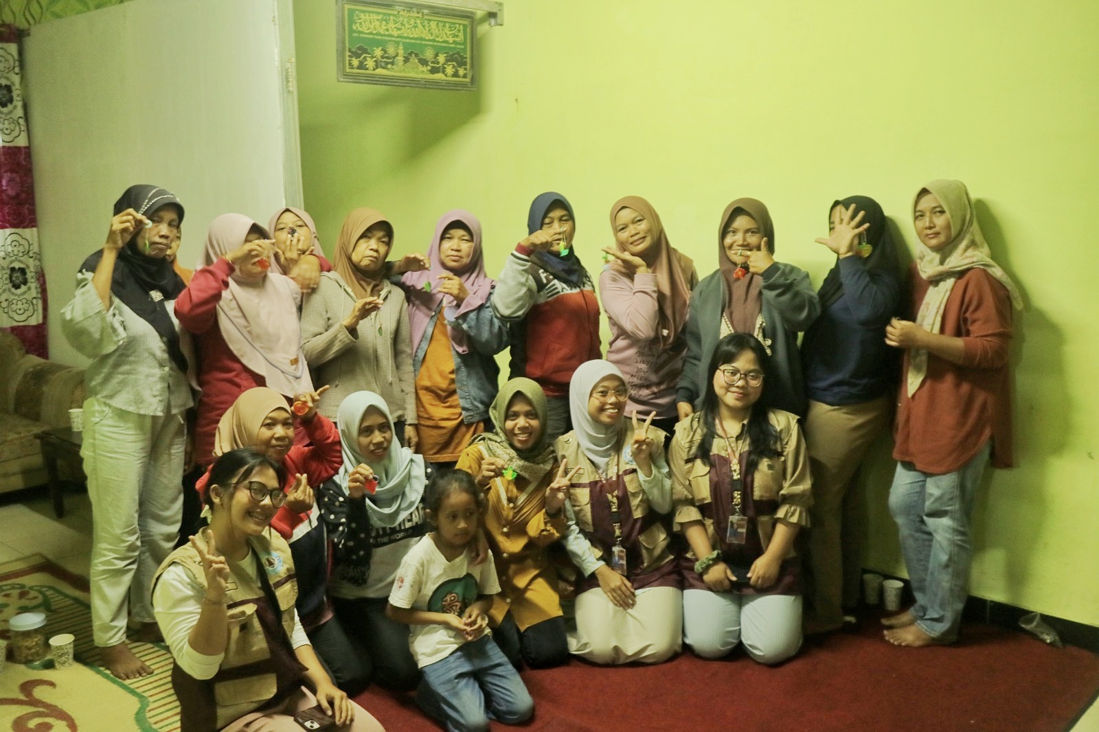 Pembuatan Keychain Bersama Ibu-Ibu PKK