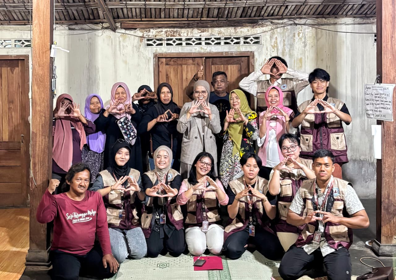 bersama seluruh peserta pelaku UMKM Dusun Tegalsari usai menuntaskan sesi seminar dan konsultasi bisnis. | Foto: Dokumentasi Pribadi