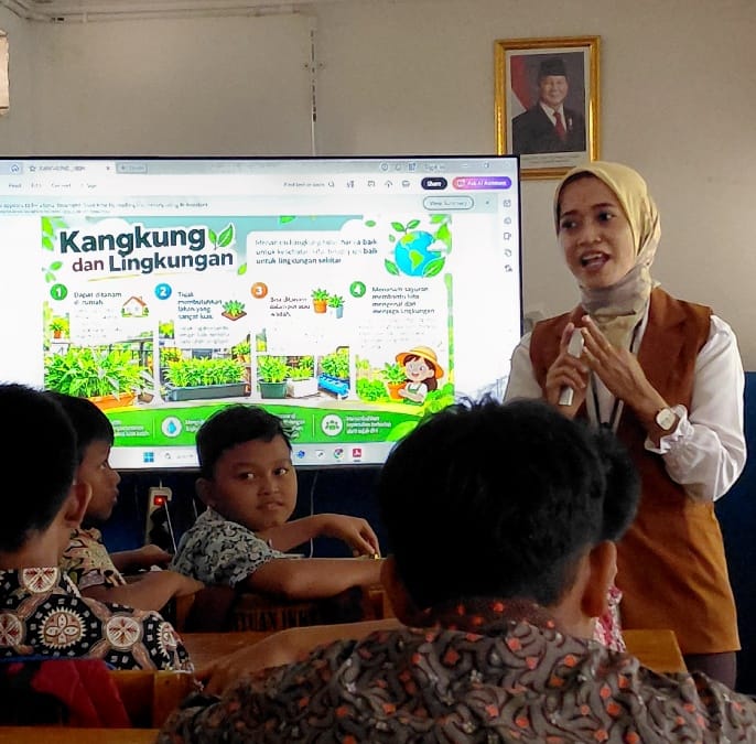 Ketua Tim Pengmas, Tri Wahyuni, menjelaskan pentingnya kangkung bagi tubuh | Dokumentasi Pribadi