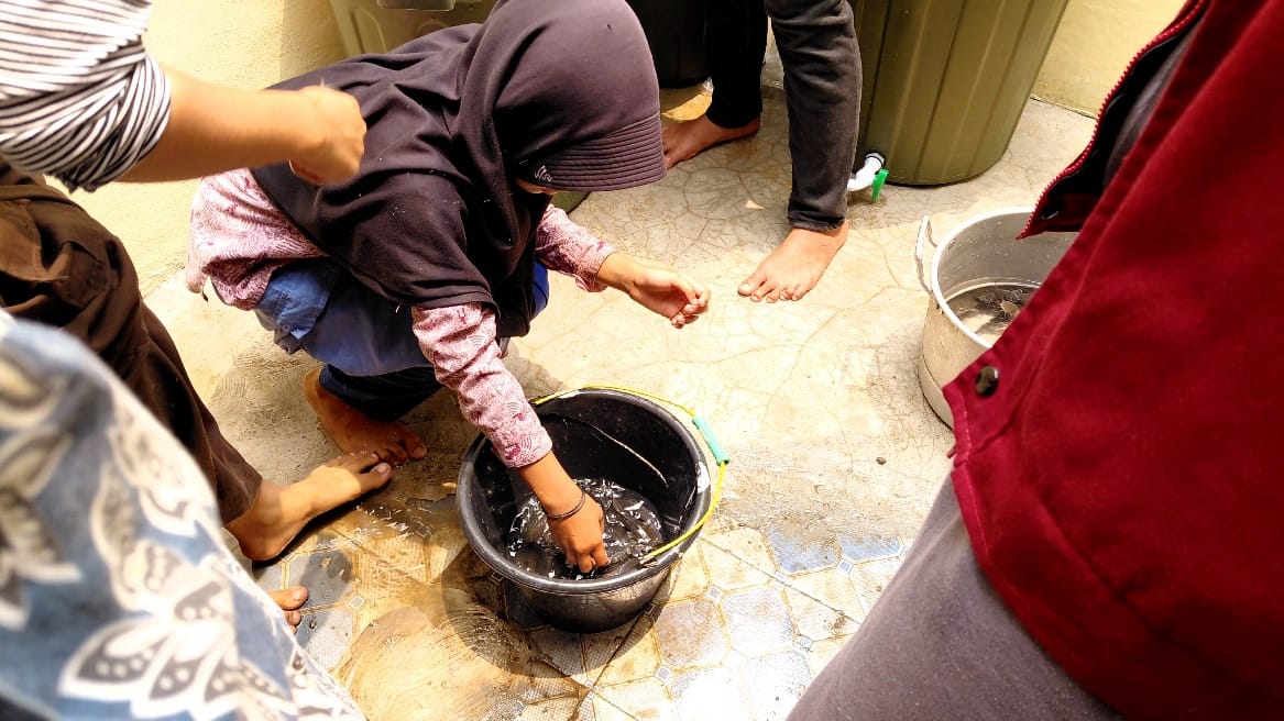 Salah satu siswa menangkap lele untuk dipelihara di dalam ember akuaponik | Dokumentasi Pribadi