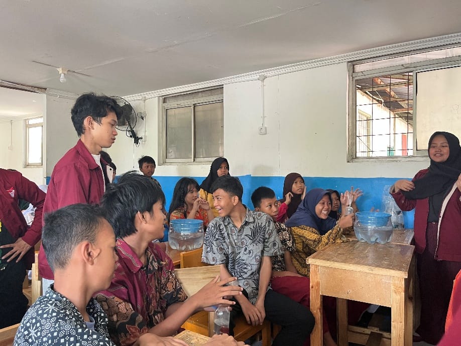Kegiatan Pengmas Dibuka dengan Didampingi Wali Kelas (Ibu Dian) | Dokumentasi Pribadi