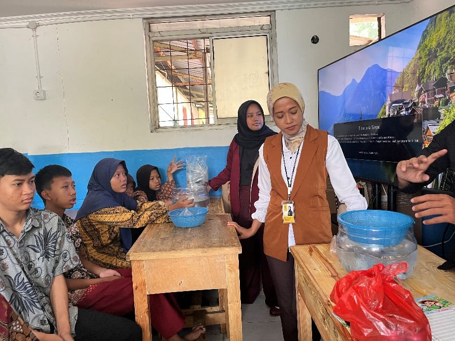  Ketua Tim Pengmas, Tri Wahyuni, menyampaikan Materi Manfaat Kangkung bagi Tubuh | Dokumentasi Pribadi 