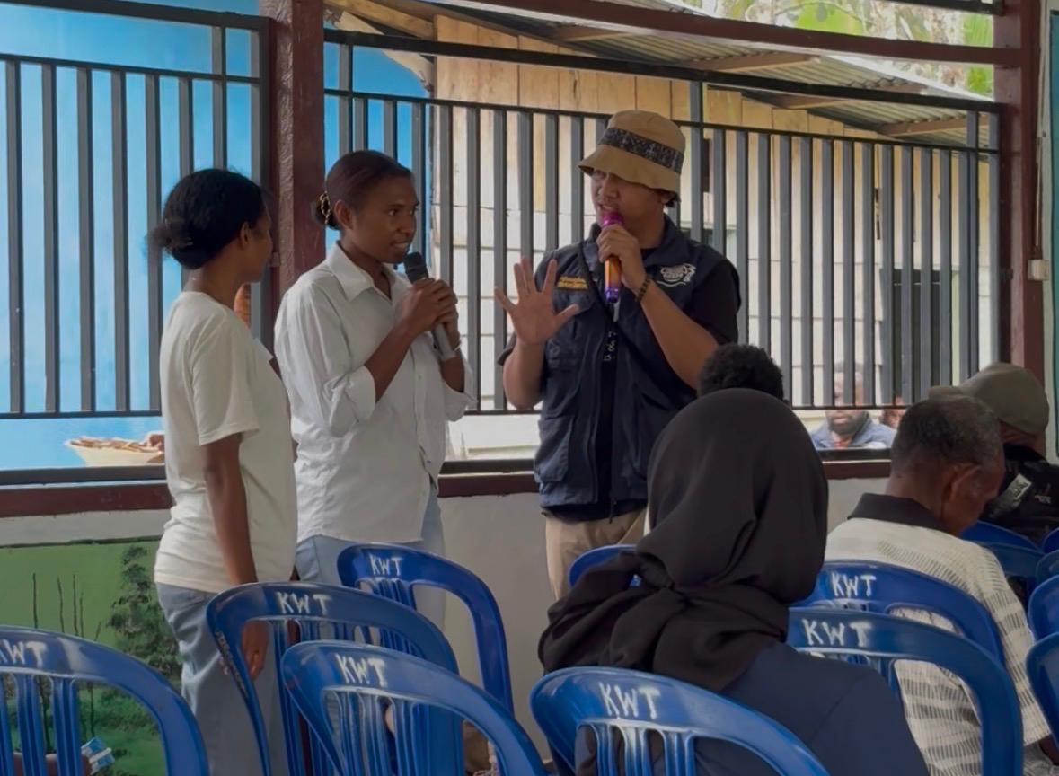  Peserta sedang bermain peran dengan anggota Tim Patriot dalam rangka praktik pengaplikasian materi cara memandu wisatawan | Dokumentasi Pribadi 