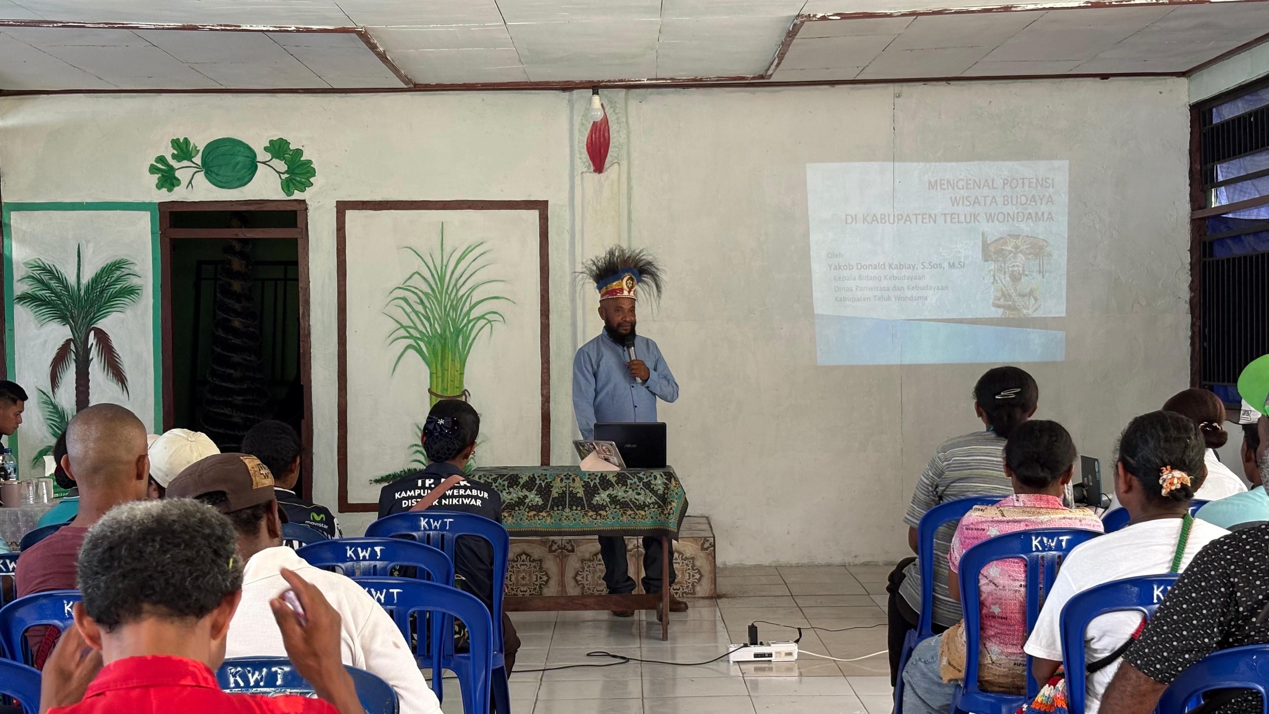  Bapak Donald sedang membawakan materi mengidentifikasi potensi wisata melalui Objek Pemajuan Kebudayaan | Dokumentasi Pribadi 