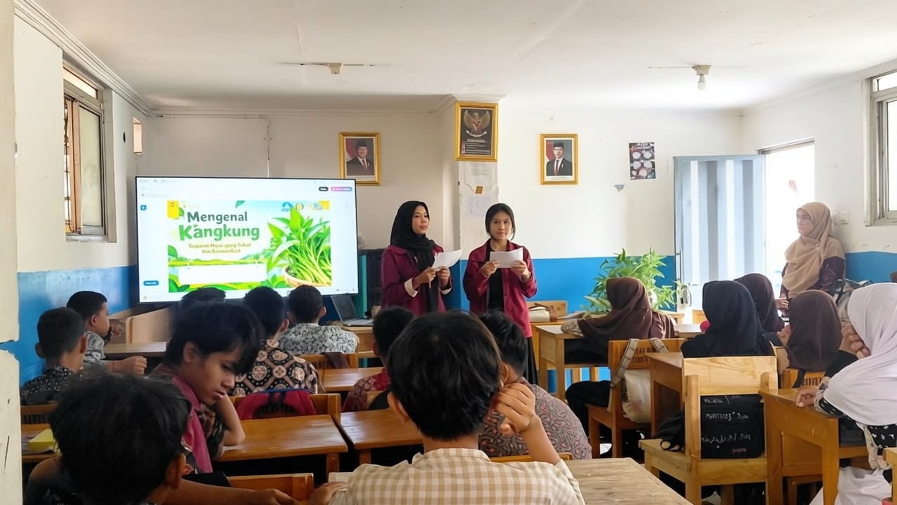  Wali kelas mendampingi kegiatan pengmas | Dokumentasi Pribadi 