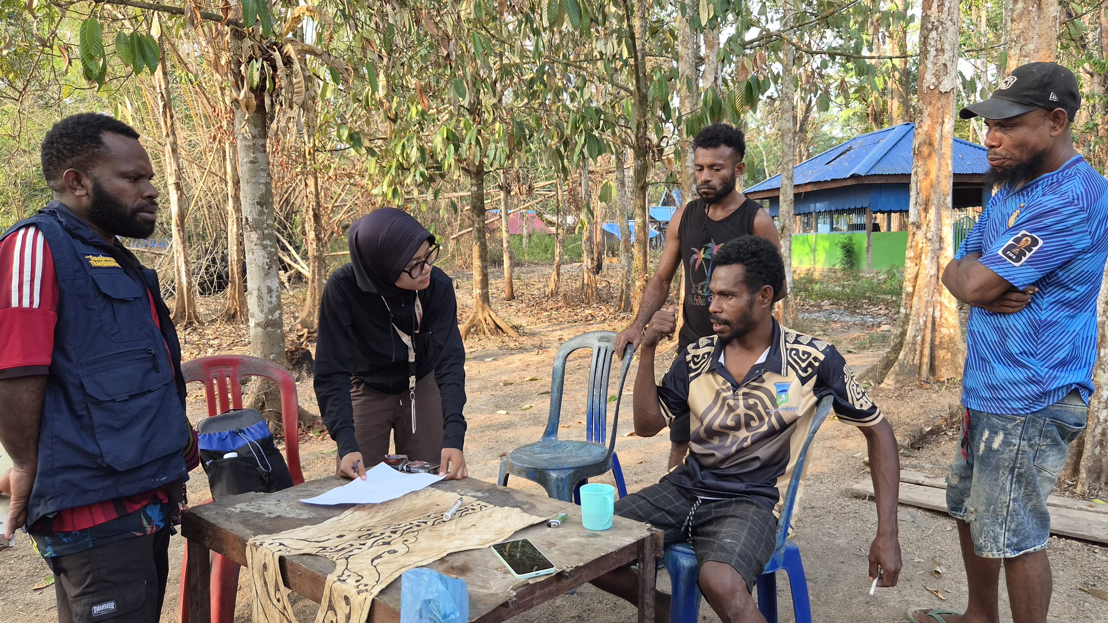 Tim Patriot dan Pemuda Kampung Werianggi sedang berdiskusi mengenai progres pembuatan cawat | Dokumentasi Pribadi