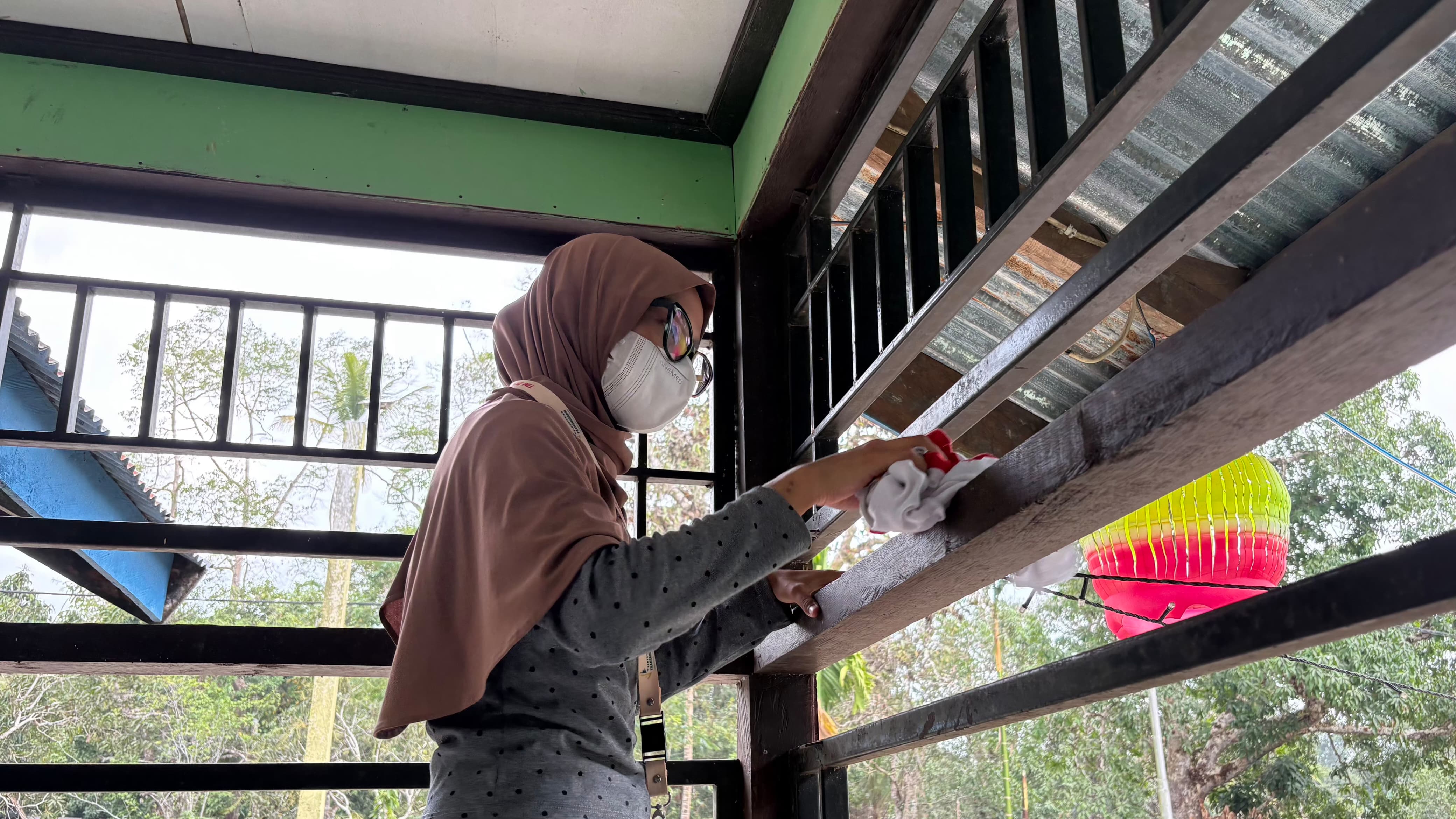  Anggota Tim 9 Patriot UI sedang membersihkan Gedung Persekutuan KUWETA | Dokumentasi Pribadi 
