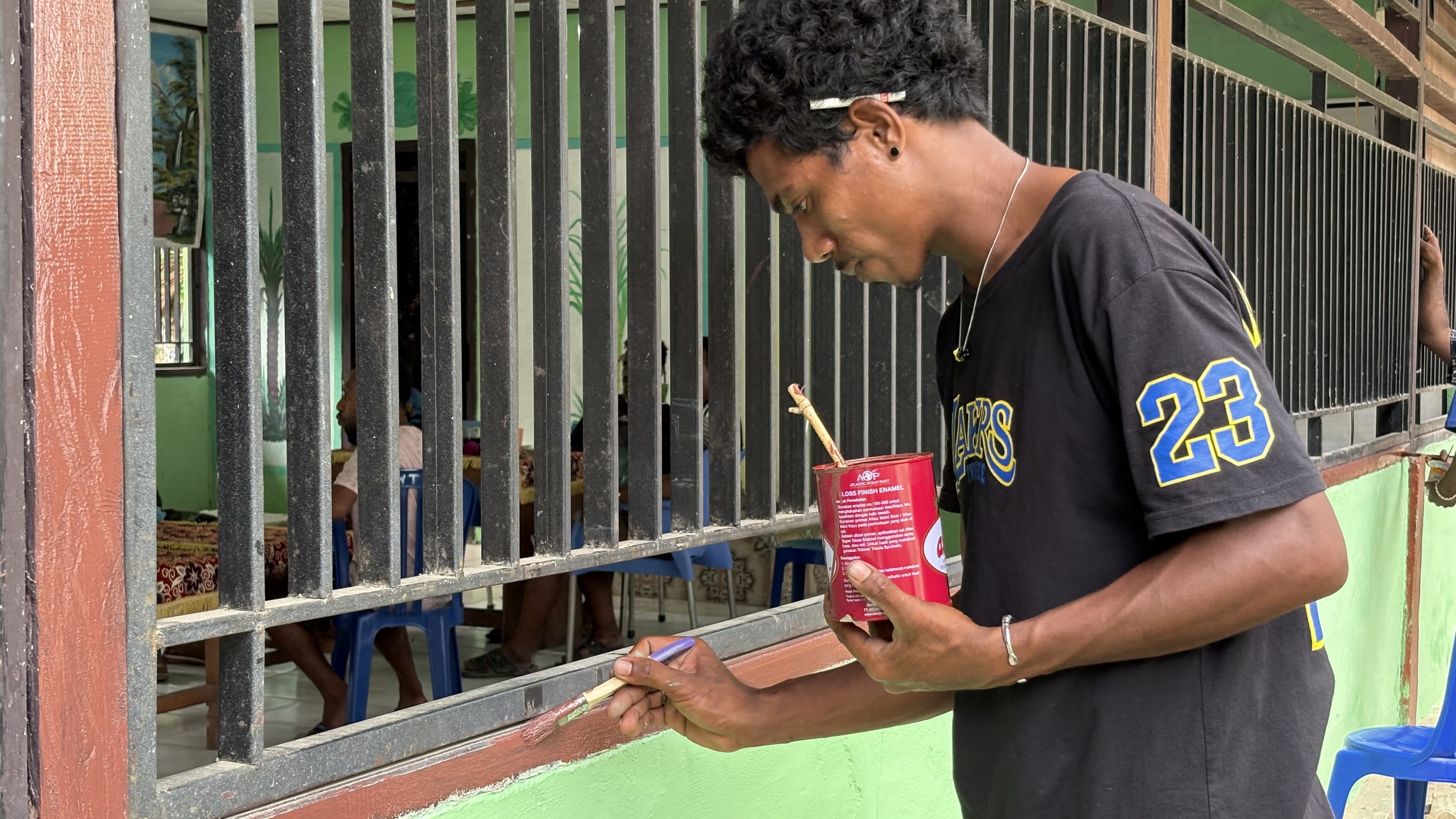 Seorang Pemuda sedang mengecat ulang dinding luar Gedung Persekutuan KUWETA | Dokumentasi Pribadi