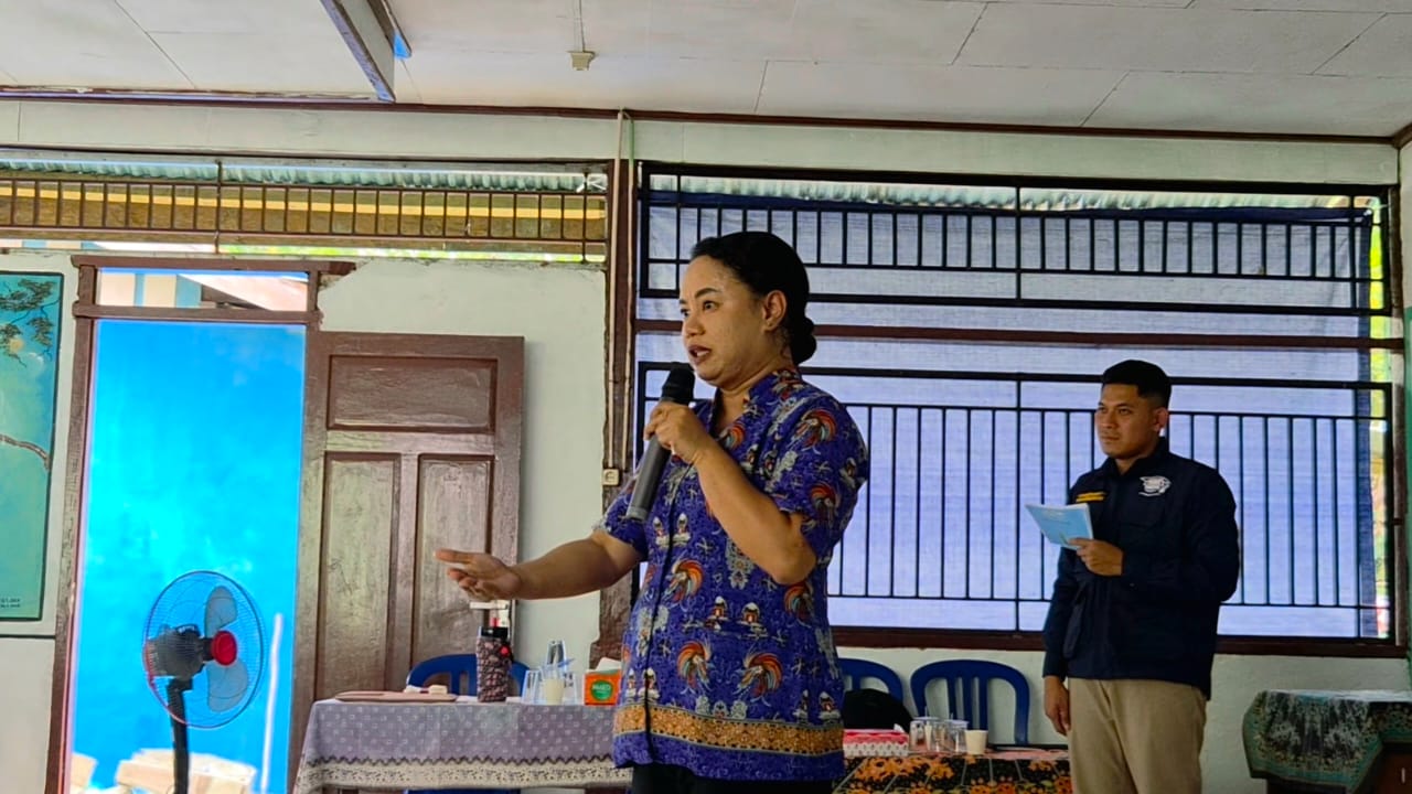  Ibu Fransisca Souisa sedang membawakan materi di depan peserta pelatihan | Dokumentasi Pribadi 