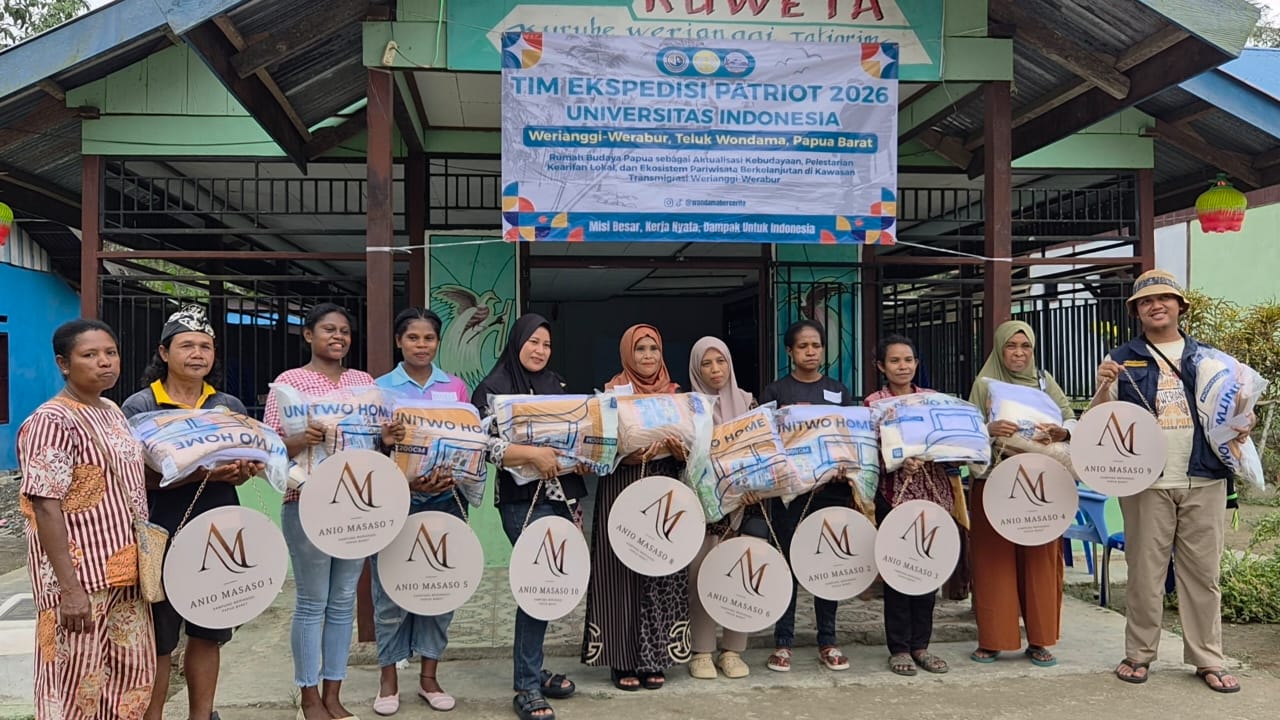 Peserta pelatihan homestay berfoto dengan paket perlengkapan pendukung homestay | Dokumentasi Pribadi