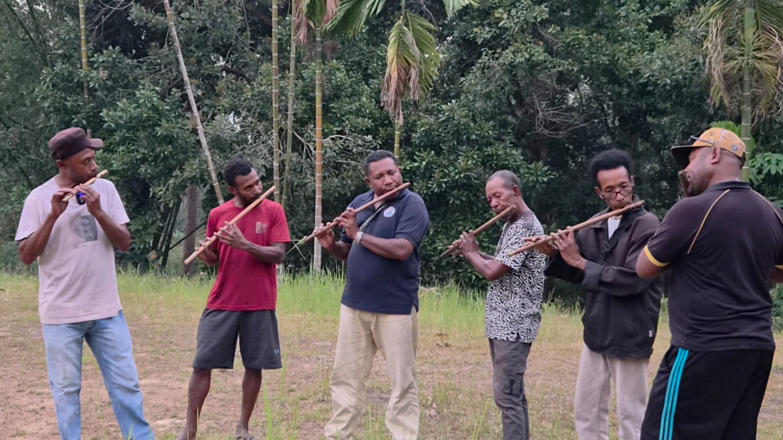 Sekelompok pemain suling dari Kampung Werianggi sedang memainkan suling | Dokumentasi Pribadi