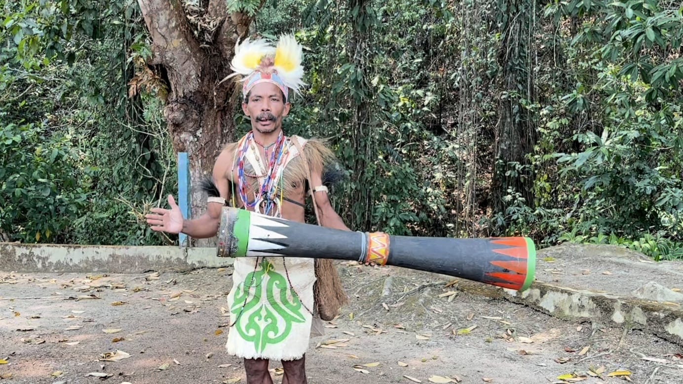 Bapak Adolof Wekaburi sedang menyanyikan lagu rohani berbahasa Wamesa | Dokumentasi Pribadi