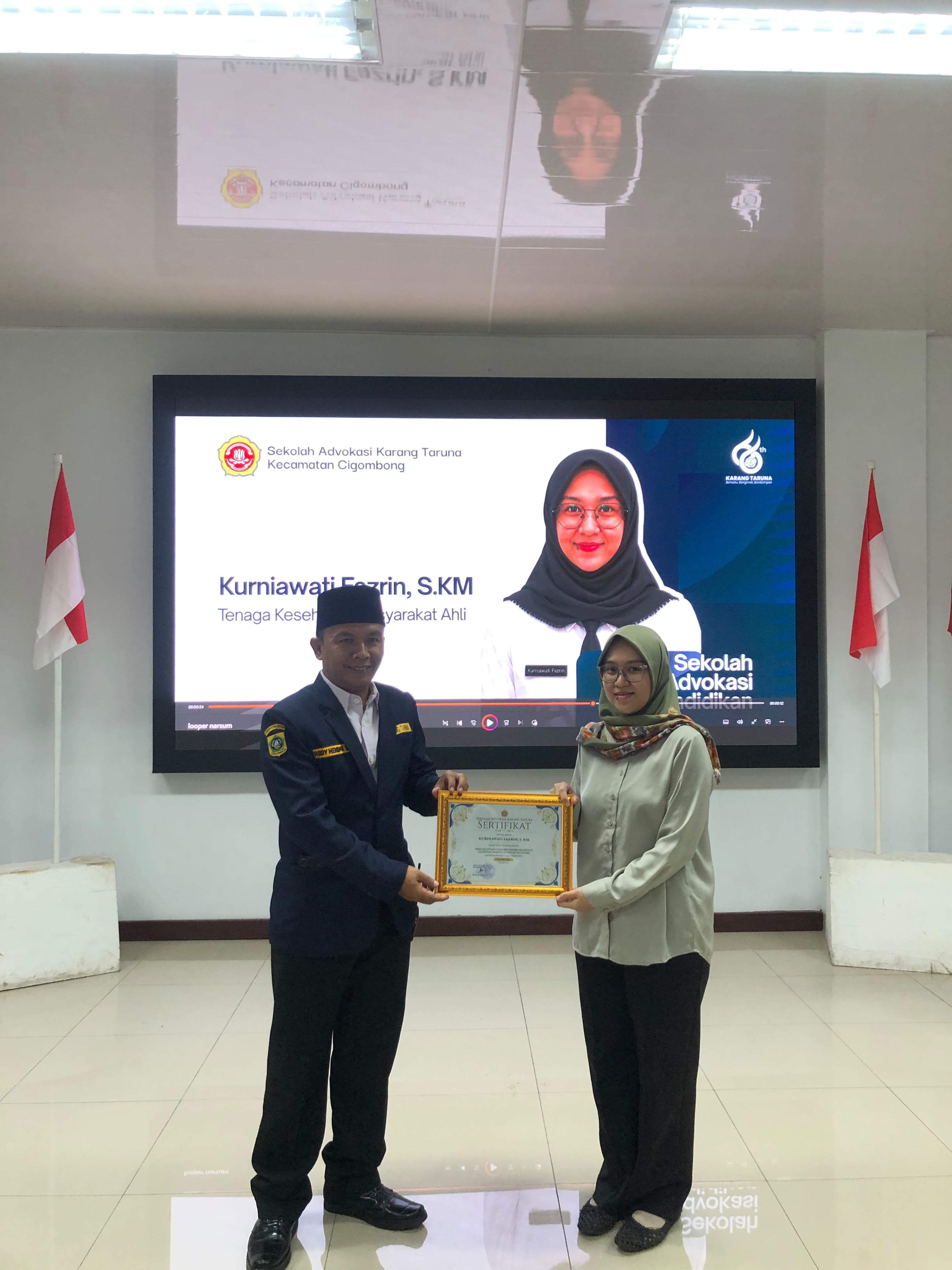 Penyerahan Piagam oleh Ketua Karang Taruna Kecamatan Cigombong kepada Narasumber | Sumber: Dok. Pribadi Karang Taruna Kecamatan Cigombong