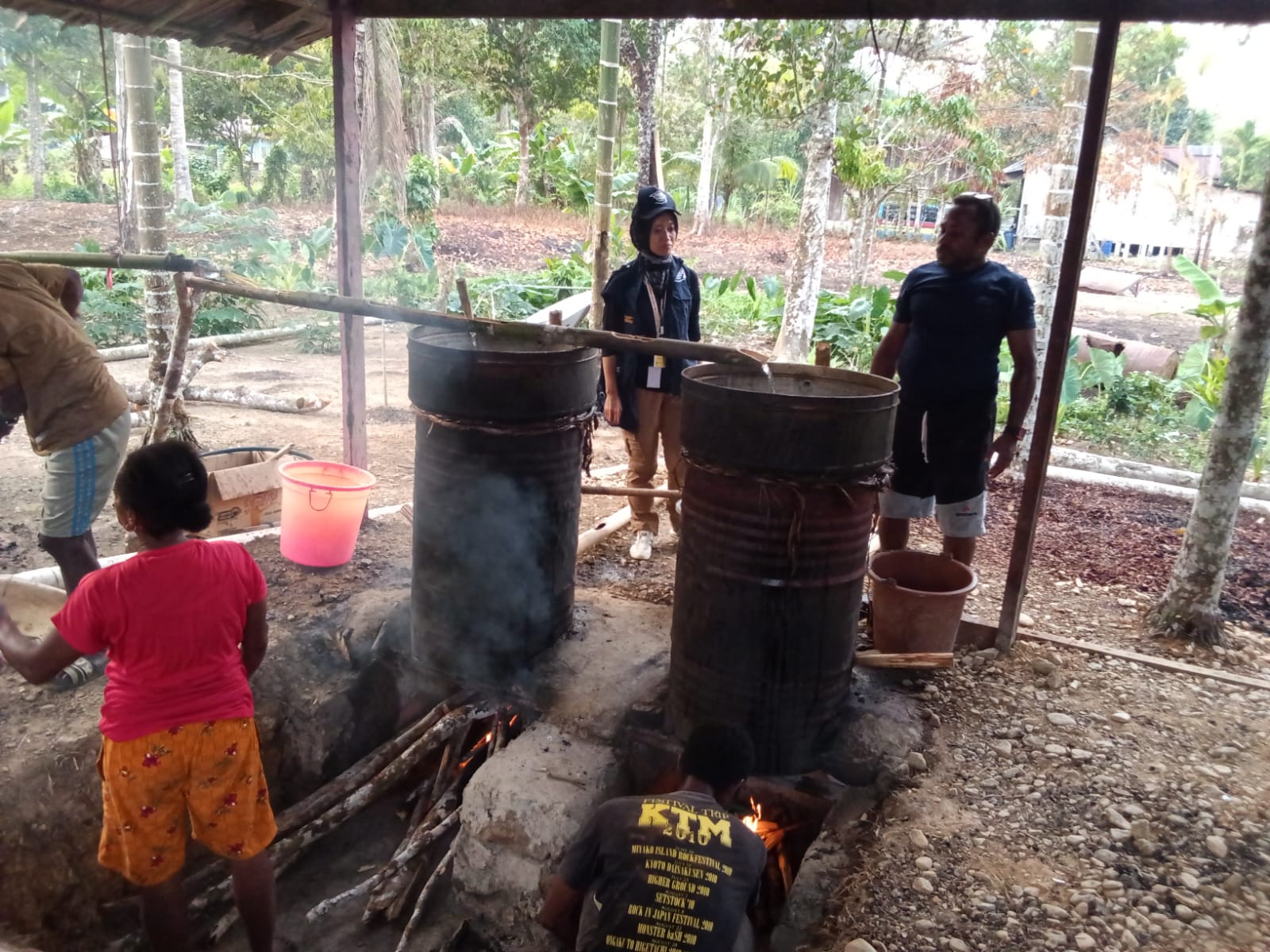 Proses Penyulingan Kayu Lawang menjadi Minyak Atsiri di Kampung Werabur Papua Barat oleh muhammad reza