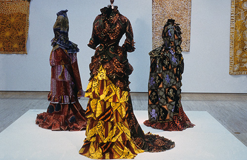 Instalasi How Does a Girl Like You, Get to be a Girl Like You (1995) karya Yinka Shonibare di Biennale of Sydney ke-10 (1996), Art Gallery of New South Wales. Shonibare menjahit gaun bergaya era Victoria dari kain wax print, kain yang dikenal sebagai kain khas Afrika tetapi berawal dari tiruan batik Jawa buatan pabrik Belanda. Foto: Foto: Biennale of Sydney/Flickr.