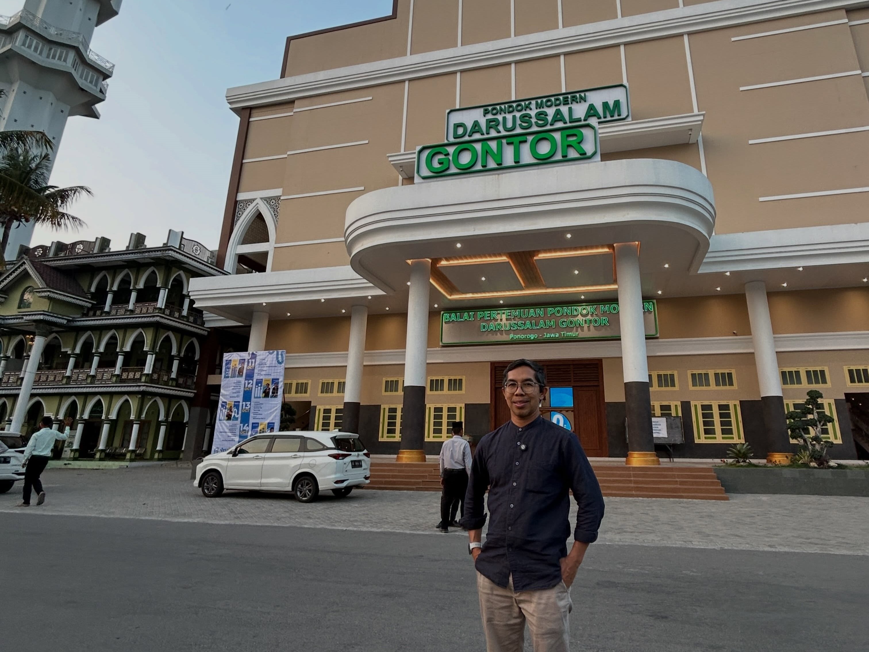 Ahmad Fuadi, Alumni Pesantren Gontor yang Tulis Novel Mega Best Seller 