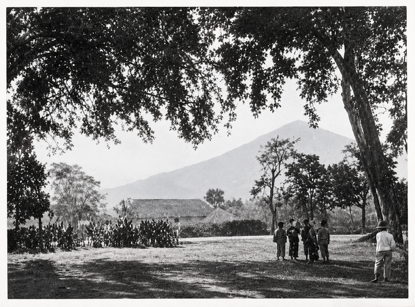 Alun-Alun Cisusrupan Sekitar Tahun 1915/Foto :KITLV