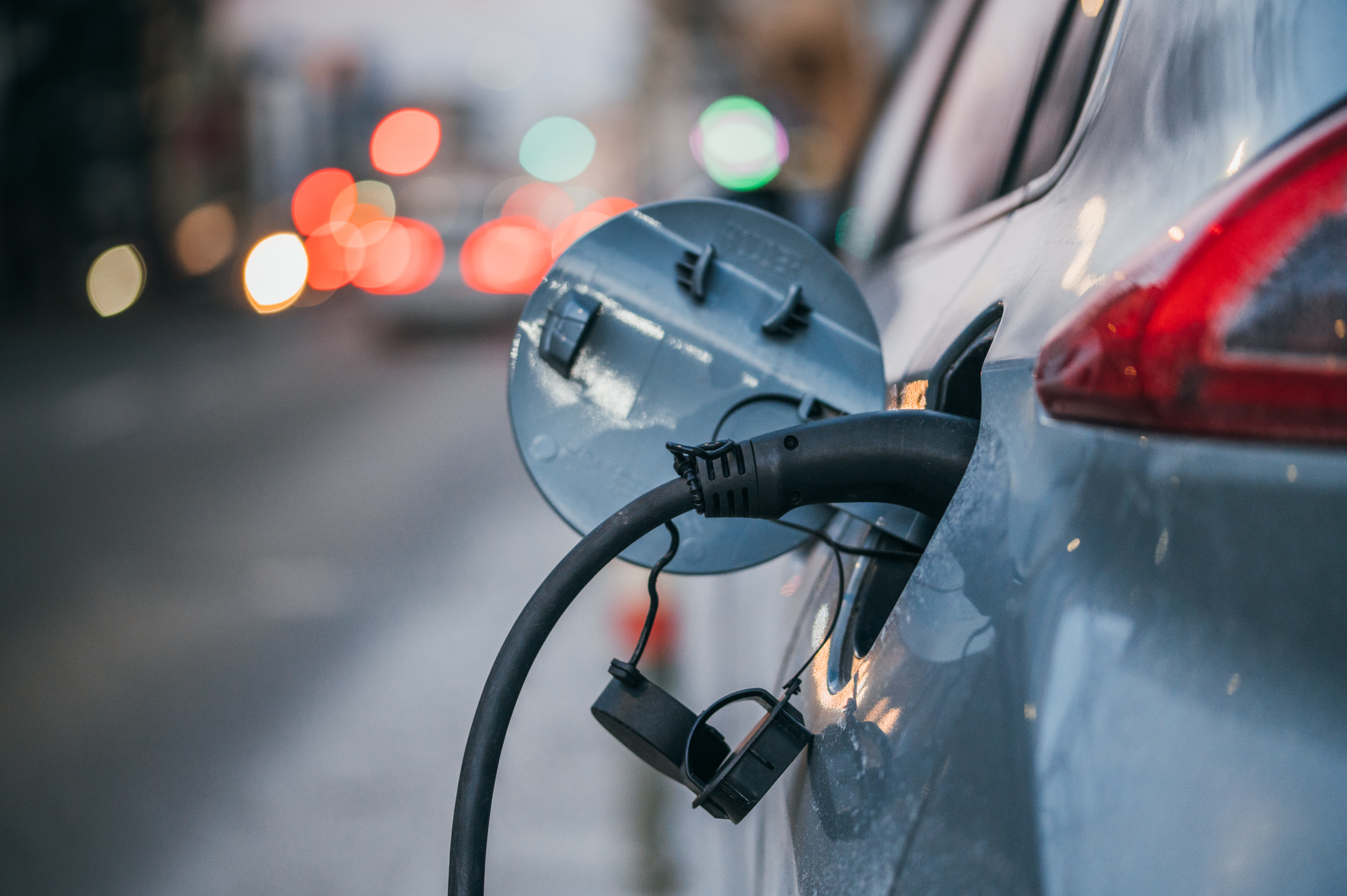 Close-up of an electric car charging | Wikimedia Commons | Pengarang: Ivan Radic