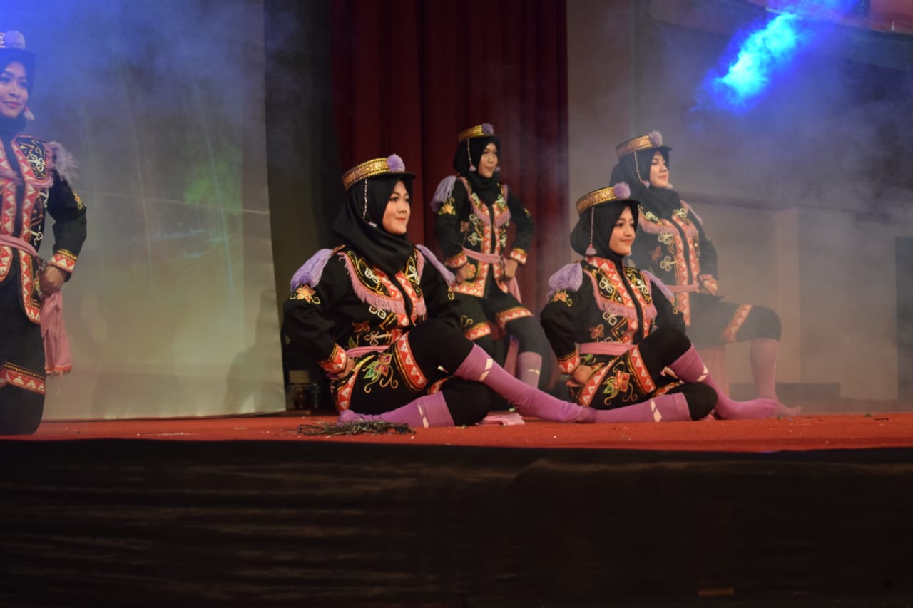 Tari Dolalak, tarian tradisional asli saka Kabupaten Purworejo | Wikimedia Commons | Karya: Andum Pamesti