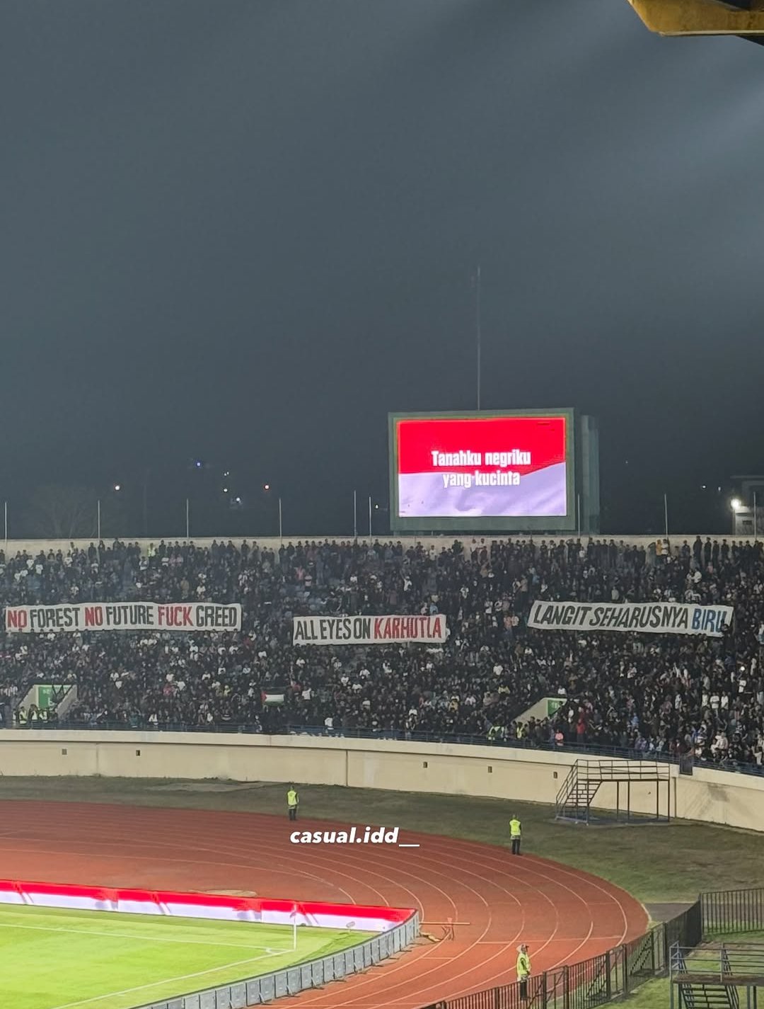 Spanduk suporter Persib Bandung di Stadion Si Jalak Harupat (SJH), Kabupaten Bandung, Minggu, 18 Oktober 2026,