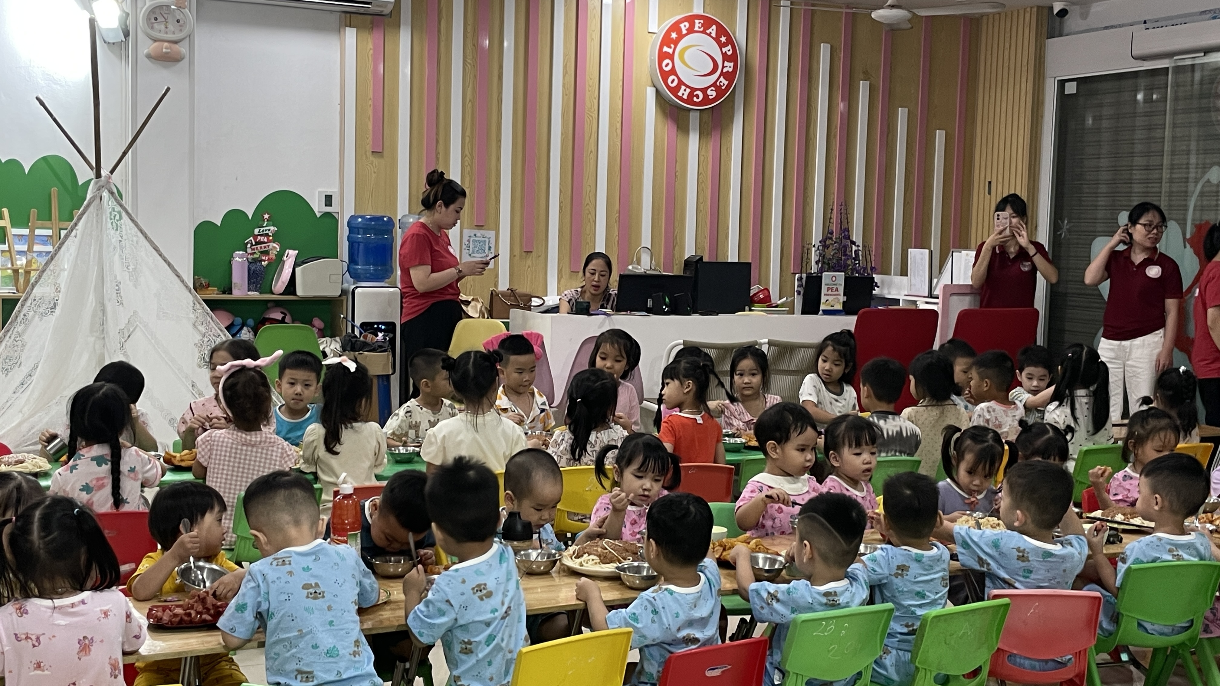 Momen Para Siswa sedang Makan Bersama