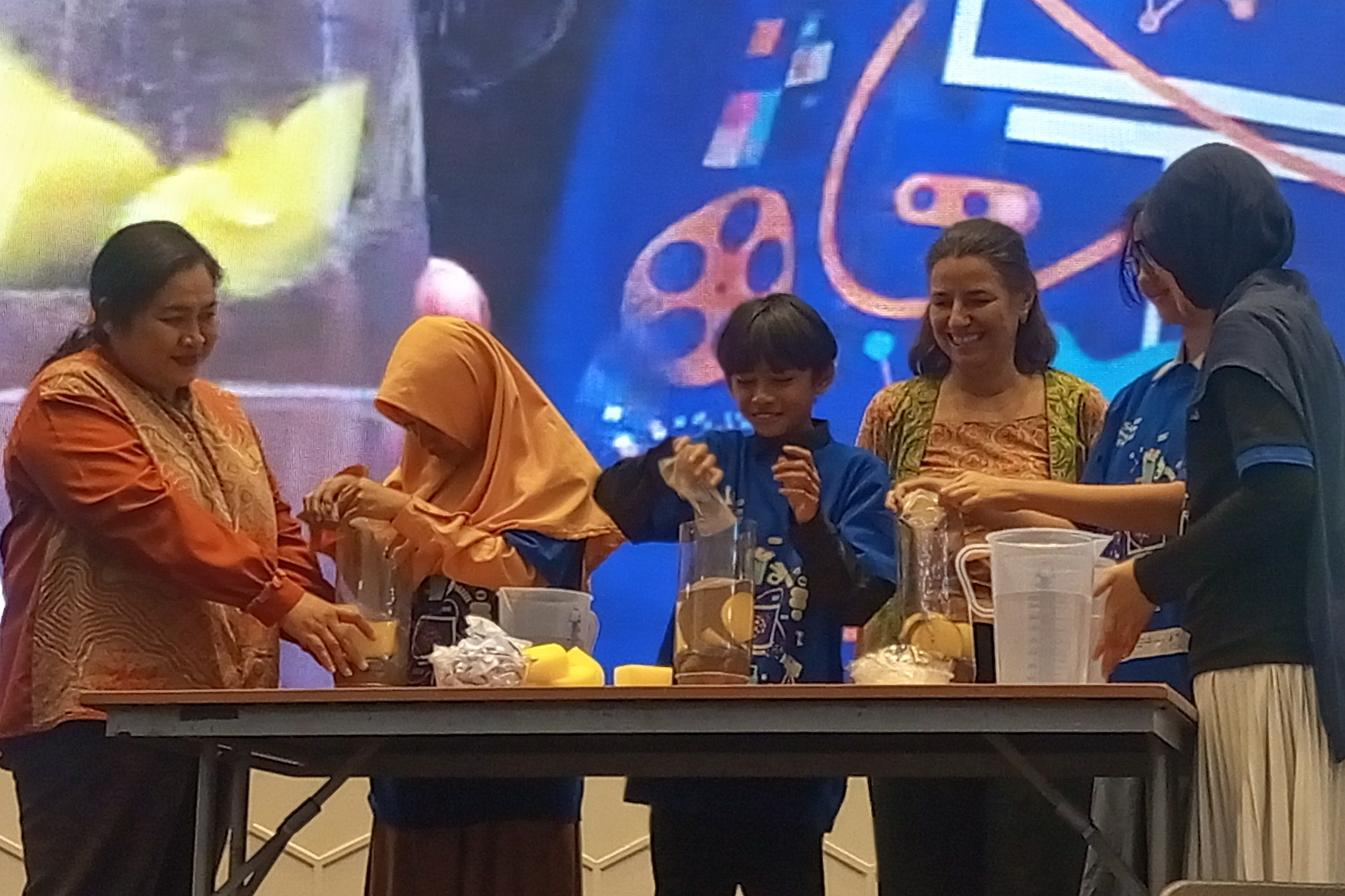 Eksperimen Sains di Gedung Kemendikbud, Jakarta