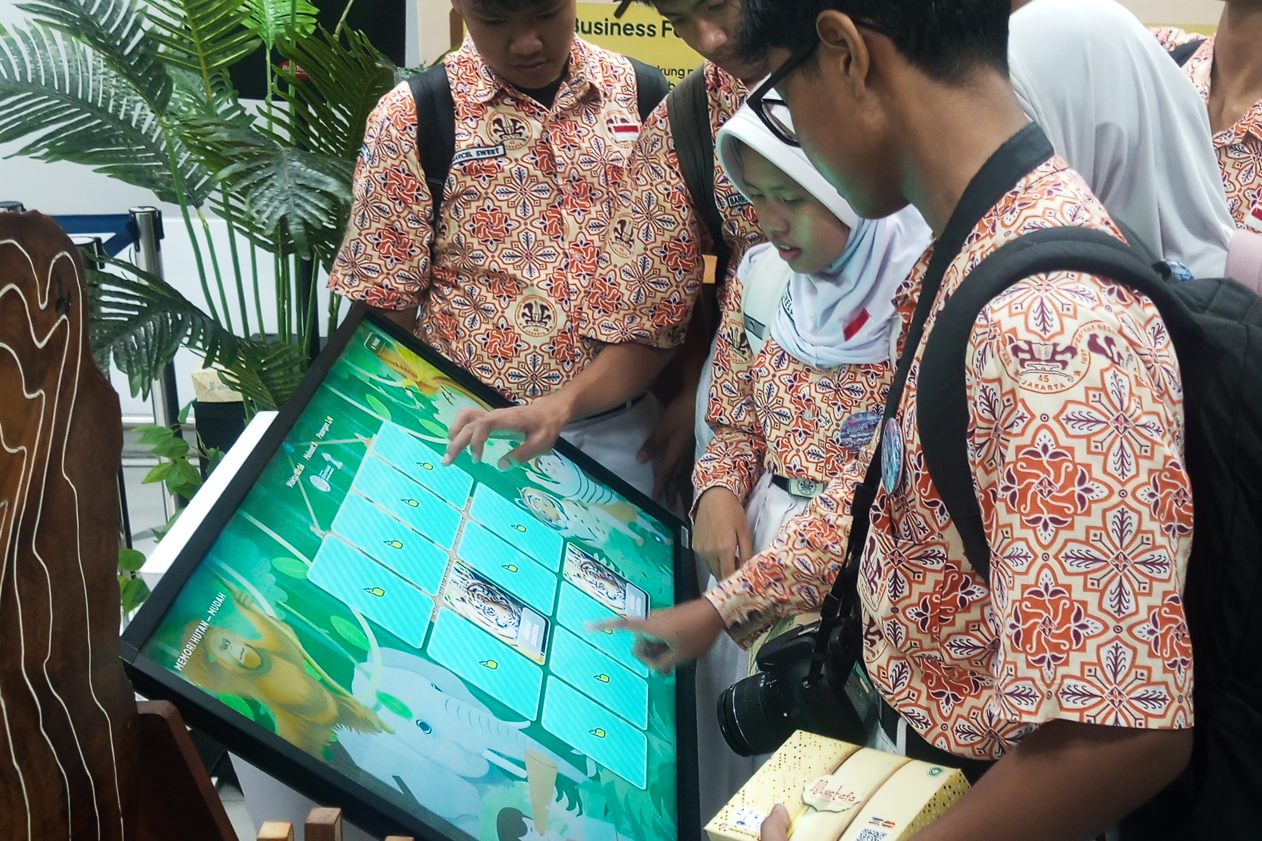 Panel Interaksi tentang hasil hutan di Stasiun MRT Bundaran HI | Dok. Almer Sophian