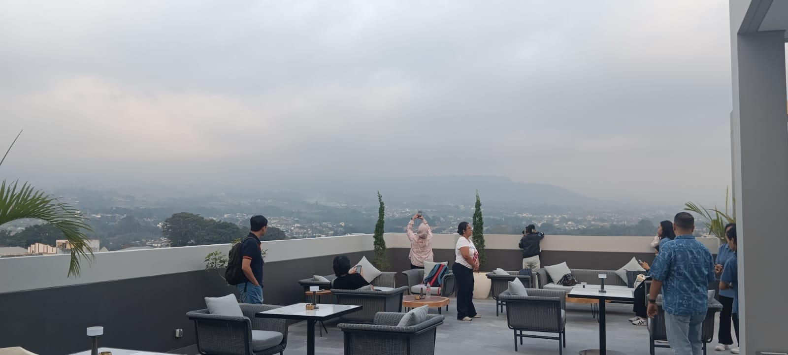 Suasana di kolam renang air panas di Artotel Wanasaba | GNFI