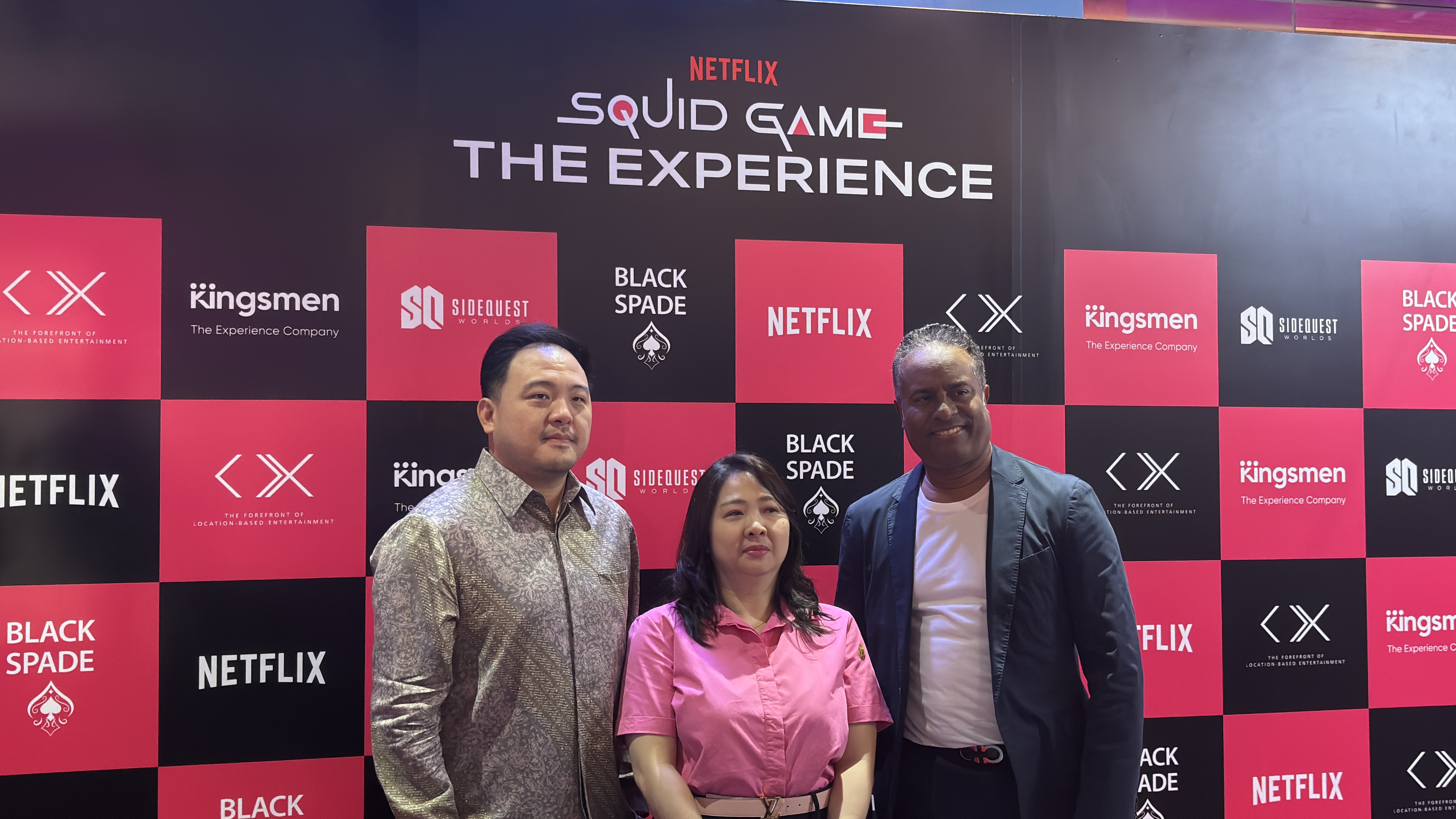Doorstop Dengan Representatif Kolaborator di Balik Squid Game The Experience Jakarta | Sumber: Dokumentasi Pribadi @RevaldyLatumeten