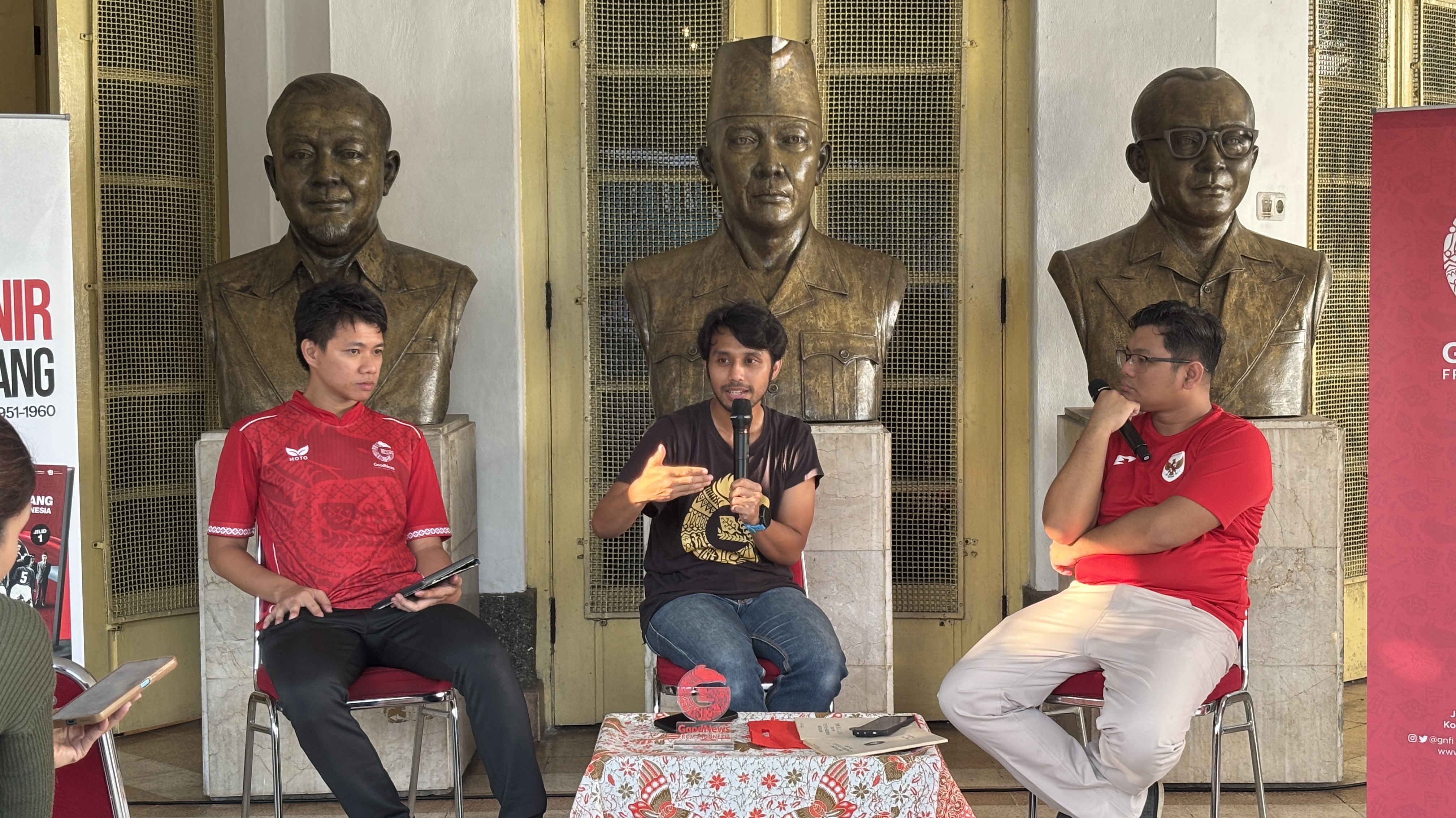 Sesi Bedah Buku Para Pionir: Sepak Terjang Tim Nasional Indonesia 1951–1960 Karya Dimas Wahyu Indrajaya (Tengah) dan Aulli Reza Atmam (Kiri) | Sumber: Dokumentasi Pribadi @RevaldyLatumeten