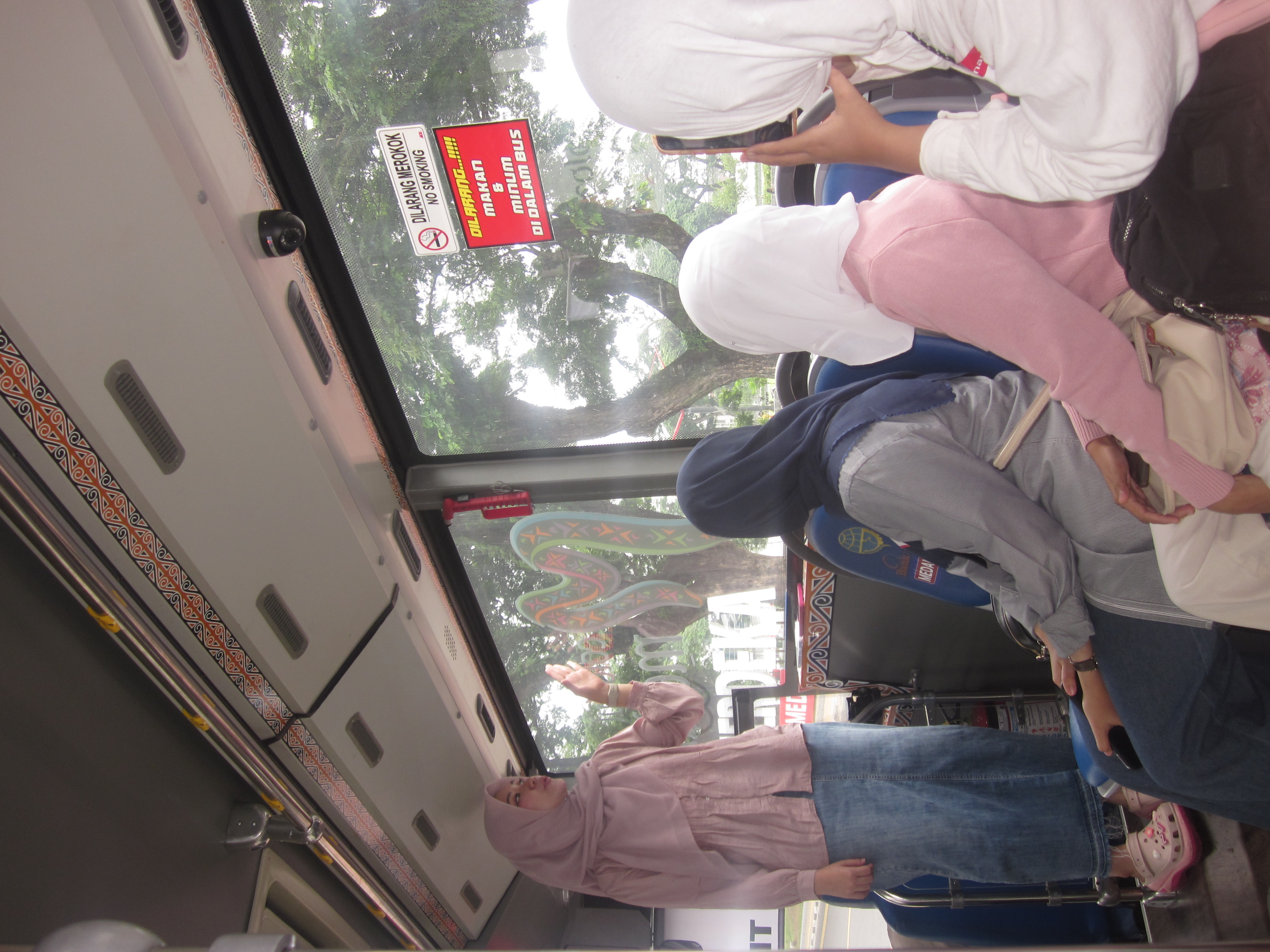 Kami Berkawan GNFI dengan seriusnya menyimak apa yang disampaikan oleh Tour Guide terkait bangunan bersejarah di Kota Medan
